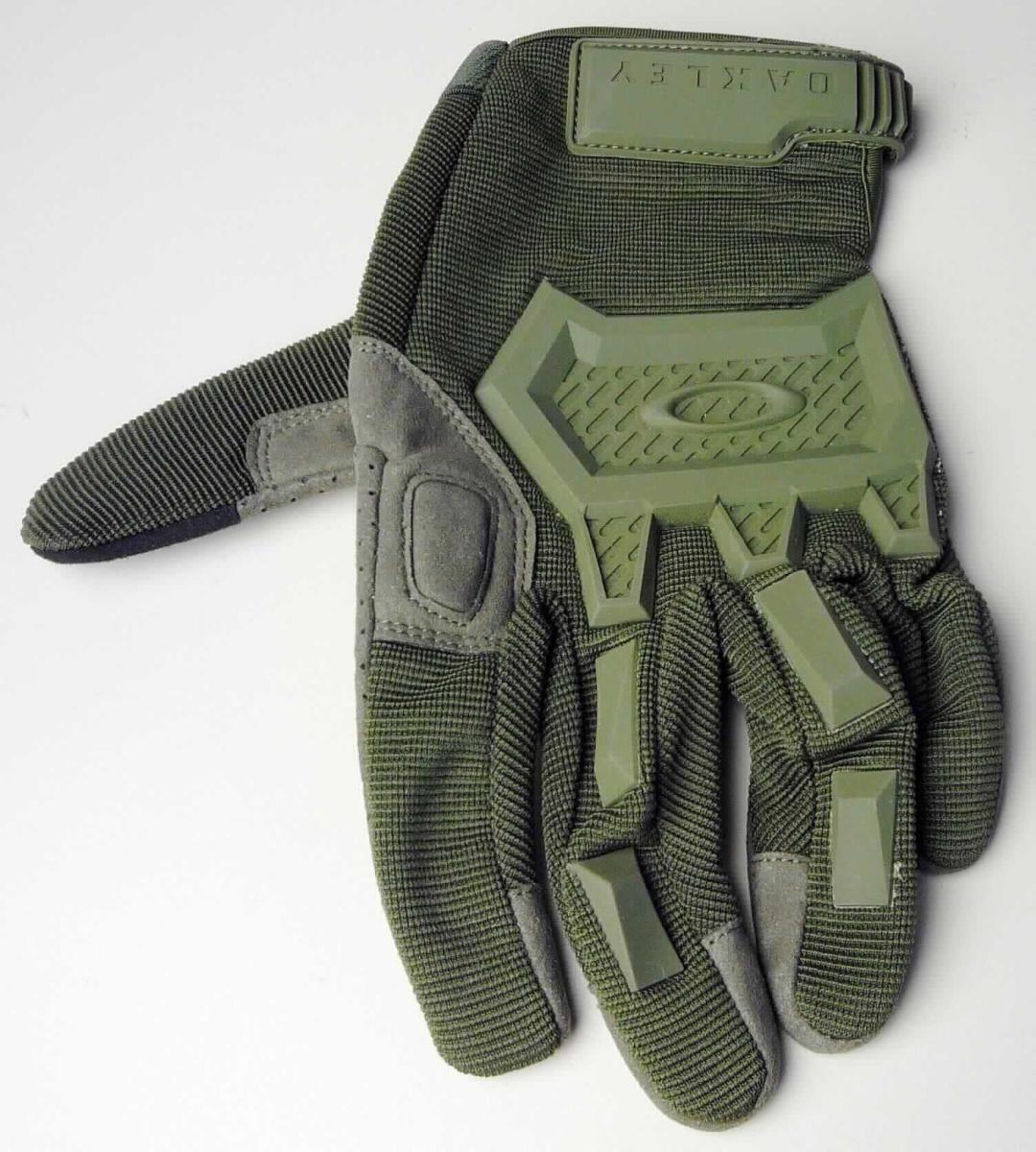 Fingerhandschuhe, sog. Tactical Handschuhe "Action", Foto siehe Anlage,
- laut Antrag:
-- als Fünffingerhandschuhe gearbeitet,
-- mit folgendem Aufbau:
--- Handinnenflächen, Fingerinnenseiten, Innenseiten der Daumen und Fingerzwischenräume im Bereich der 
    Fingerkuppen: aus verschiedenen mit Bindemittel verfestigten Vliesstoffen aus synthetischen Chemiefasern 
    (Meterware der Position 5603); auf der Handinnenseite zusätzlich mit aufgenähten Zuschnitten aus den 
    oben genannten Vliesstoffen, teilweise gepolstert,
--- Handaußenflächen und Fingeraußenseiten: aus einem dreilagigen Flächenerzeugnis mit einer Außen- und 
    Innenlage aus Gewirken aus Spinnstoffen sowie einer Zwischenlage aus Zellkunststoff (Meterware der 
    Position 5903); mit aufgenähten, biegsamen Protektoren aus Kunststoff (sog. Knöchelschutz); in Teilbereichen
    des Daumens und des Zeigefingers zusätzlich mit teilweise gepolsterten Zuschnitten aus den vorgenannten 
    Vliesstoffen verstärkt,
--- am Handgelenk mit einem Klettverschluss, einem ca. 5 cm hochreichenden Schlitz an der Seite und einer 
    Randeinfassung aus Gewirke,
- im Hinblick auf die Verwendung als Einsatzhandschuhe sind die Vliesstoffe und der Kunststoff gegenüber den 
  Gewirken charakterbestimmend, im Hinblick auf den Umfang verleihen jedoch die Vliesstoffe der Ware ihren 
  wesentlichen Charakter.

"Fingerhandschuhe aus Vliesstoffen"