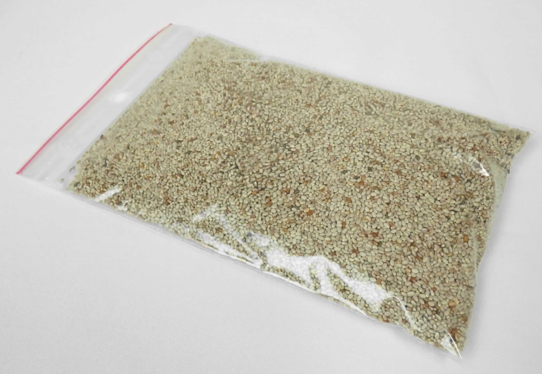 Nach den Angaben der Antragstellerin, den ergänzenden Angaben und der vorgelegten Warenprobe handelt es sich um getrocknete, ganze, ovale, ca. 2 mm lange, beige Samen von Pflanzen der Art Salvia hispanica. Die sog. Chia-Samen weisen nach Angaben in der Fachliteratur einen Ölgehalt von über 30 % auf und dienen üblicherweise der Ölgewinnung. Die  Verwendung für die menschliche Ernährung z.B. als Lebensmittelzutat steht der Einreihung nicht entgegen. Nach den Angaben der Antragstellerin sind die Samen lediglich getrocknet. Anhaltspunkte für eine über das Kapitel 12 hinausgehende Be- oder Verarbeitung haben sich nicht ergeben.

Die Chia-Samen sind in Papiersäcken mit einem Gewicht von 25 kg oder in Bigbags von 1.000 kg verpackt.

Zolltarifrechtlich handelt es sich um "Andere Ölsamen als in den Positionen 1201 bis 1206 genannt, nicht von den Codenummern 1207 1000 00 0 bis 1207 9991 00 0 erfasst; andere als Kürbiskerne".