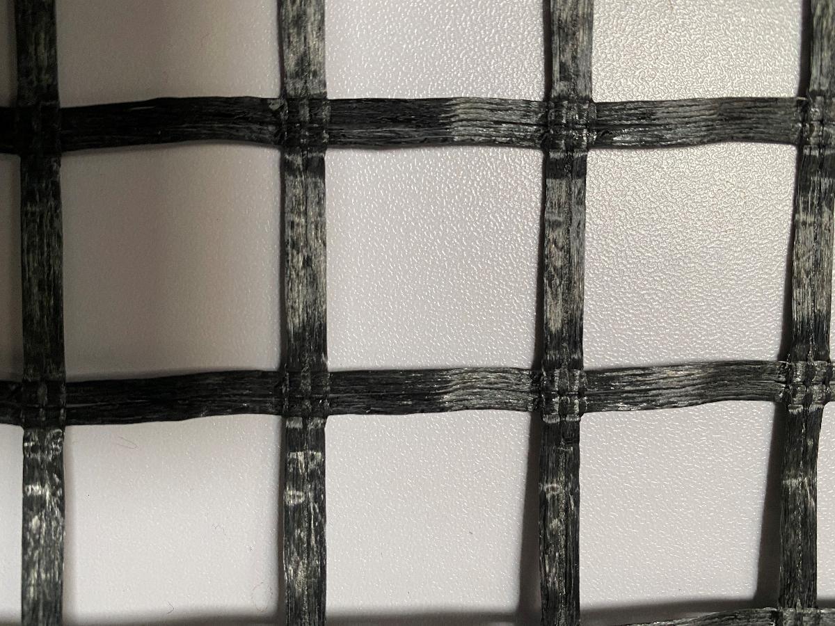 Kautschutiertes Gewebe, Foto siehe Anlage,
- laut Antrag:
-- als Meterware,
-- aus einem gitterartigen Nähgewirke aus synthetischen Chemiefasern; das mit synthetischem 
   Kautschuk getränkt ist,
-- kein Reifencordgewebe,
-- mit einem Quadratmetergewicht von weniger als 1500 g,
- stellt sich als Gewebe im Sinne des Kapitels 59 dar,
- stellt sich nicht als Flächenerzeugnis im Sinne der Anmerkung 5 c) zu Kapitel 59 aus parallel 
  liegenden und miteinander durch Kautschuk verklebten Garnen aus Spinnstoffen dar.

"Kautschutiertes Gewebe, anderes als solche der Position 5902, anderes als in der 
 Unterposition (HS) 5906 10 genannte, aus Gewirken"
