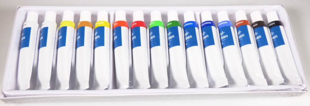 Angaben:
Acrylfarben im Set; Set aus insgesamt 15 Tuben zu je 12 ml mit 14 verschiedenen Farbtönen und 2x weiß; gebrauchsfertig anwendbar im Hobby-Bereich oder für Künstler auf Leinwänden oder anderen Oberflächen; aufgemacht in einem bedruckten Farbkarton.

Warenbeschreibung:
15 Acrylfarben (weiß, schwarz, gelb, rot, grün, blau u.a.) in Tuben, verpackt in einer beschrifteten Kartonumverpackung.

Befund:
Farben für Kunstmaler, für den Unterricht, für die Plakatmalerei, für Farbtönungen, zur Unterhaltung und ähnliche Farben, in Täfelchen, Tuben, Töpfchen, Fläschchen, Näpfen oder ähnlichen Aufmachungen, in Zusammenstellungen.