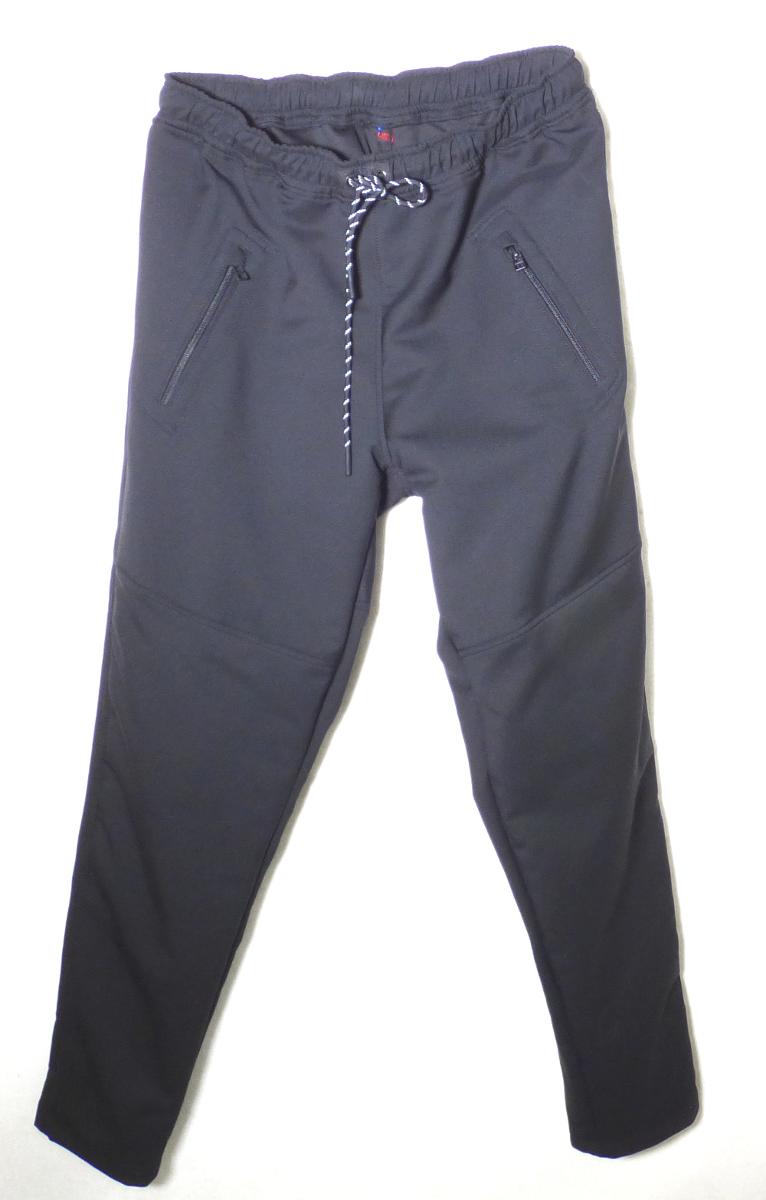 Lange Hose, sog. Relax Herren Jogger, Größe L/52, Foto siehe Anlage,
- auf einem Bügel hängend,
- aus ca. 0,8 mm dicken, einfarbigen, einseitig (Innenseite) gerauten Geweben aus laut Antrag
  100 % Polyester (synthetische Chemiefasern),
- teilweise gefüttert,
- in der Taille abschließend; mit einem doppelt gearbeiteten Bund mit eingearbeitetem sog. Gummiband
  und einem Kordelzug,
- ohne Öffnung und ohne Verschluss; ohne Hinweise auf den Trägerkreis (unisex), somit keine Männer-
  kleidung,
- vorn und hinten mit insgesamt drei eingesetzten Taschen mit Reißverschluss,
- im Bereich der Knie mit herausnehmbaren Protektoren aus augenscheinlich Kunststoff sowie im Bereich
  des Gesäßes mit einem Einsatz aus sog. Antirutschmaterial aus Geweben ausgestattet,
- mit reflektierenden Aufdrucken versehen,
- mit knöchellangen Hosenbeinen; an den Beinabschlüssen durch Umschlagen und Festnähen gesäumt,
- keine Arbeits- und Berufskleidung.

"Lange Hose, aus Geweben, für Frauen, aus synthetischen Chemiefasern, keine Arbeits- und Berufs-
 kleidung, nicht nach dem Batik-Verfahren handbedruckt"
