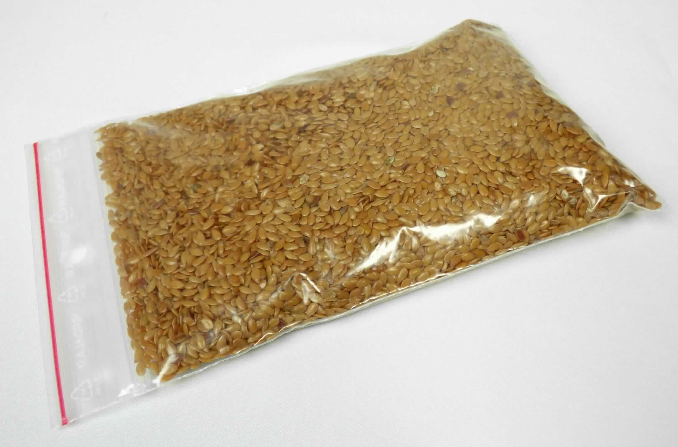 Nach den Antragsangaben und dem vorliegenden Warenmuster handelt es sich um ganze, trockene hellbraun-goldgelbe, flach-ovale Samen von der Flachspflanze (Gemeiner Lein, Linum usitatissimum). Die Leinsamen wurden lediglich getrocknet. Eine weitergehende, über die Position 1204 hinausgehende Be- oder Verarbeitung haben die Samen nach den Antragsangaben und den hier durchgeführten Untersuchungen (sensorische Geruchs- und Geschmacksprobe) nicht erfahren. Nach den ergänzenden Antragsangaben ist die Ware nicht zur Aussaat bestimmt.
Die Ware wird in Säcken mit 22,68 kg und 25 kg Inhalt verpackt.

Zolltarifrechtlich handelt es sich um "Leinsamen, nicht zur Aussaat".