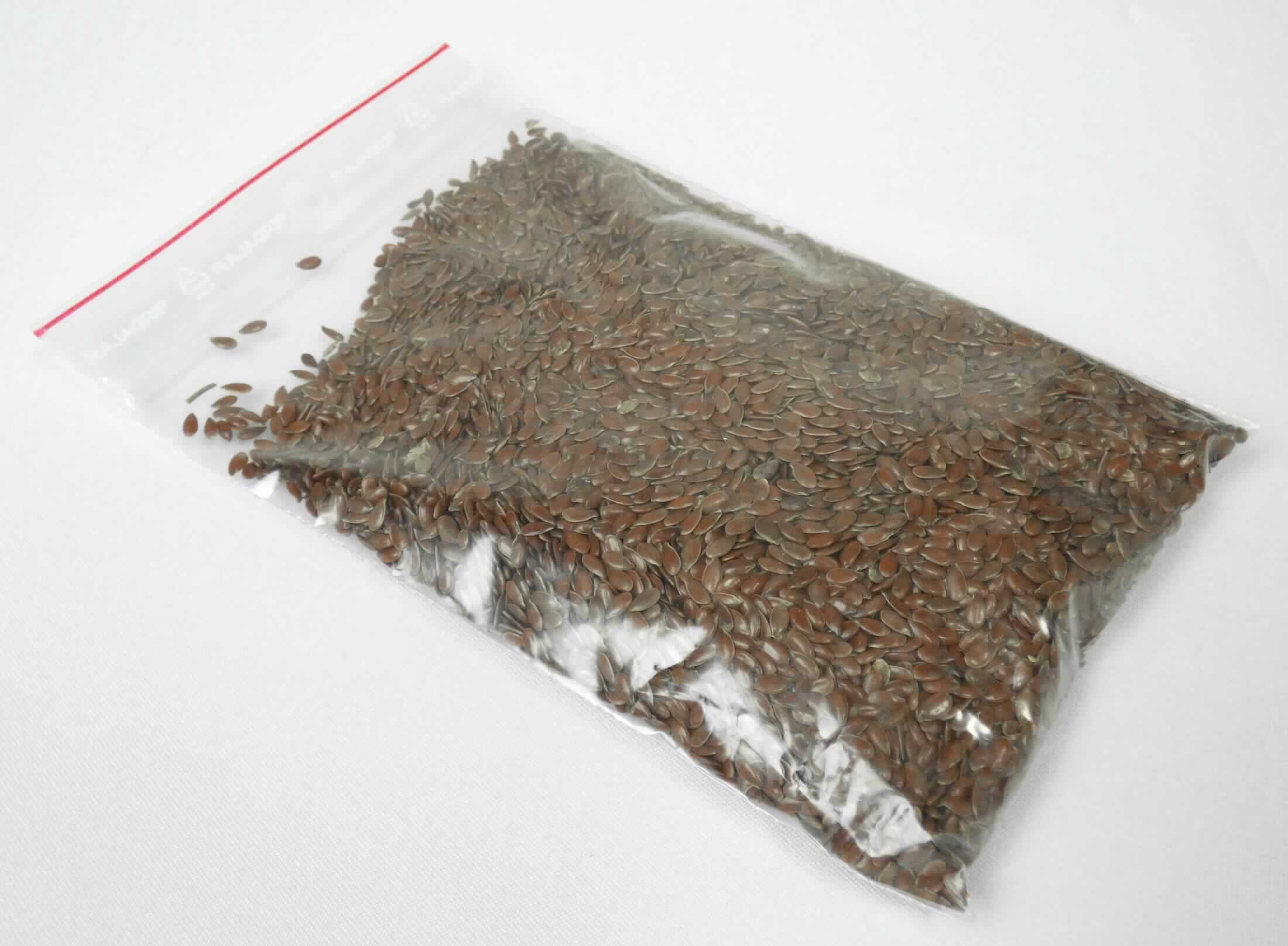 Nach den Antragsangaben und dem vorliegenden Warenmuster handelt es sich um ganze, trockene, braune, flach-ovale Samen von der Flachspflanze (Gemeiner Lein, Linum usitatissimum). Die Leinsamen wurden lediglich getrocknet. Eine weitergehende, über die Position 1204 hinausgehende unzulässige Be- oder Verarbeitung haben die Samen nach den Antragsangaben und den hier durchgeführten Untersuchungen (sensorische Geruchs- und Geschmacksprobe) nicht erfahren. Nach den ergänzenden Antragsangaben ist die Ware nicht zur Aussaat bestimmt.
Die Ware wird in Säcken mit 11,34 kg, 22,68 kg oder 25 kg Inhalt bzw. in Bigbags mit 950 kg oder 1000 kg Inhalt verpackt.

Zolltarifrechtlich handelt es sich um "Leinsamen, nicht zur Aussaat".