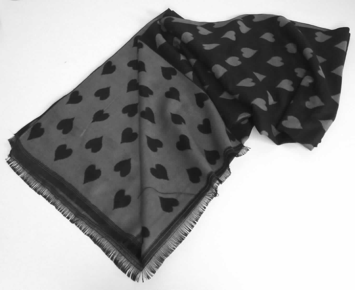 Schal, sog. Jaquard-Schal, Foto siehe Anlage,
- aus ca. 0,6 mm dicken, buntgewebten Geweben aus laut Antrag 90 % Viskose (künstliche Chemiefasern)
  und 10 % Polyester (synthetische Chemiefasern), damit keine Ware der Unterposition 6214 3000,
- rechteckig, mit den Abmessungen (L x B) von ca. 180 cm x 65 cm, 
- an den Schmalseiten mit Fransen aus nicht gebundenen Fäden ausgestattet, an den Längsseiten durch 
  Überwendlichnähte gesäumt (damit konfektioniert),
- ohne Hinweise auf Handarbeit.

"Schal, aus Geweben, aus künstlichen Chemiefasern, nicht handgearbeitet"