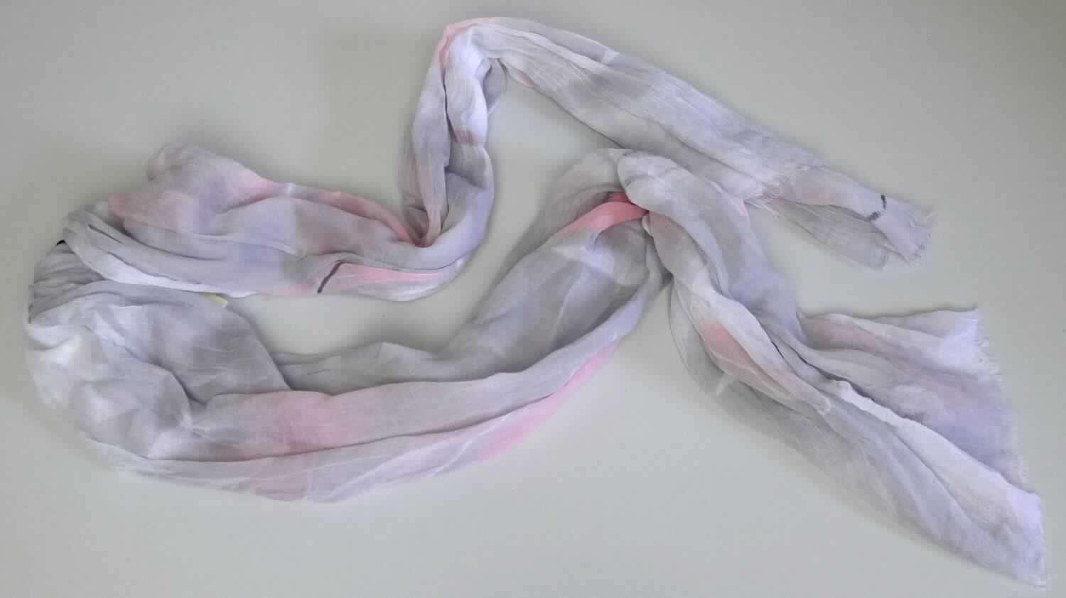 Schal, sog. Print-Schal, Foto siehe Anlage,
- aus ca. 0,2 mm dicken, bedruckten Geweben aus laut Antrag 100 % Polyester (synthetische Chemiefasern),
- rechteckig, mit den Abmessungen (L x B) von ca. 180 cm x 90 cm,
- an den Längsseiten mit echten Webkanten und an den Schmalseiten mit ca. 0,5 cm langen Fransen aus nicht 
  gebundenen Kett- und Schussfäden ausgestattet (somit konfektioniert),
- ohne Hinweise auf Handarbeit.

"Schal, aus Geweben, aus synthetischen Chemiefasern, nicht handgearbeitet"