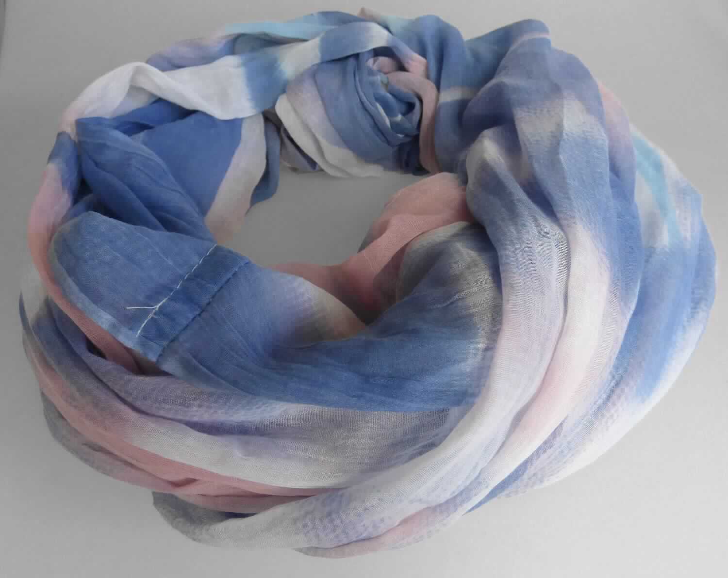 Schalähnliche Ware, sog. Print-Loop, Foto siehe Anlage,
- aus ca. 0,2 mm dicken, bedruckten Geweben aus laut Antrag 100 % Polyester (synthetische Chemiefasern),
- flachliegend in den Abmessungen (L x B) von ca. 86 cm x 100 cm,
- an den Längsseiten durch Umschlagen und Festnähen gesäumt sowie an den Schmalseiten zu einem 
  "Rundschal" zusammengenäht (u. a. somit konfektioniert),
- ohne Hinweise auf Handarbeit,
- wird in der Art eines Schals um den Hals getragen.

"Schalähnliche Ware, aus Geweben, aus synthetischen Chemiefasern, nicht handgearbeitet"