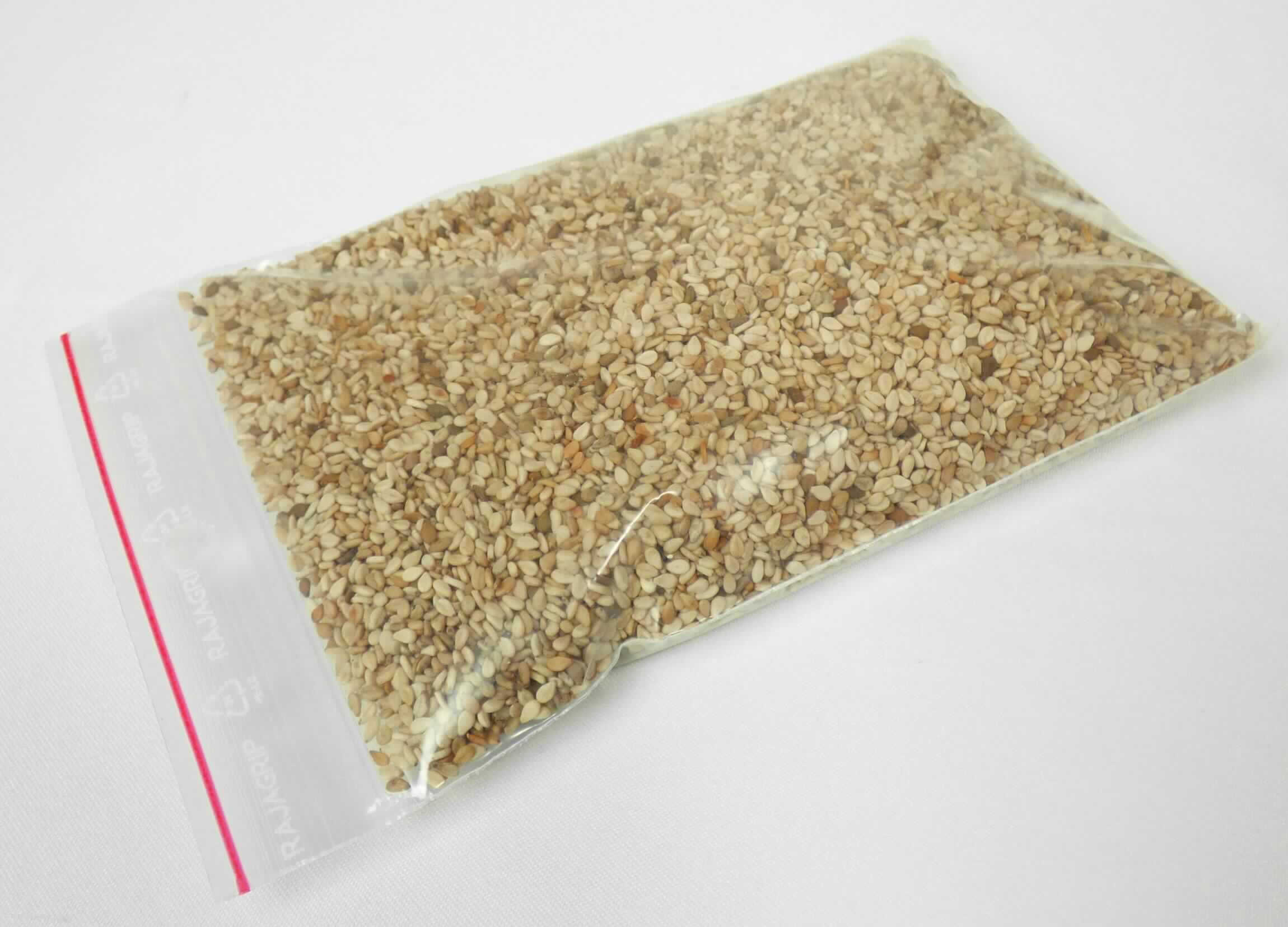 Nach den Angaben der Antragstellerin sowie dem vorliegenden Warenmuster handelt es sich um flache, tropfenförmige, ganze, ungeschälte, beige und hellbraune Sesamsamen (Sesamum indicum) mit einer Länge von ca. 2,5 - 3 mm und einer maximalen Breite von ca. 2 mm ohne weitere Zusätze. Die Sesamsamen finden als Lebensmittel Verwendung und sind nicht zur Aussaat bestimmt.

Die Sesamsamen sind in Säcke (Füllmenge pro Sack 25 kg) und Bigbag (Füllmenge pro Bigbag 1000 und 1200 kg) abgepackt. 

Zolltarifrechtlich handelt es sich um "andere Ölsamen als in den Positionen 1201 bis 1206 genannt, Sesamsamen, nicht zur Aussaat".