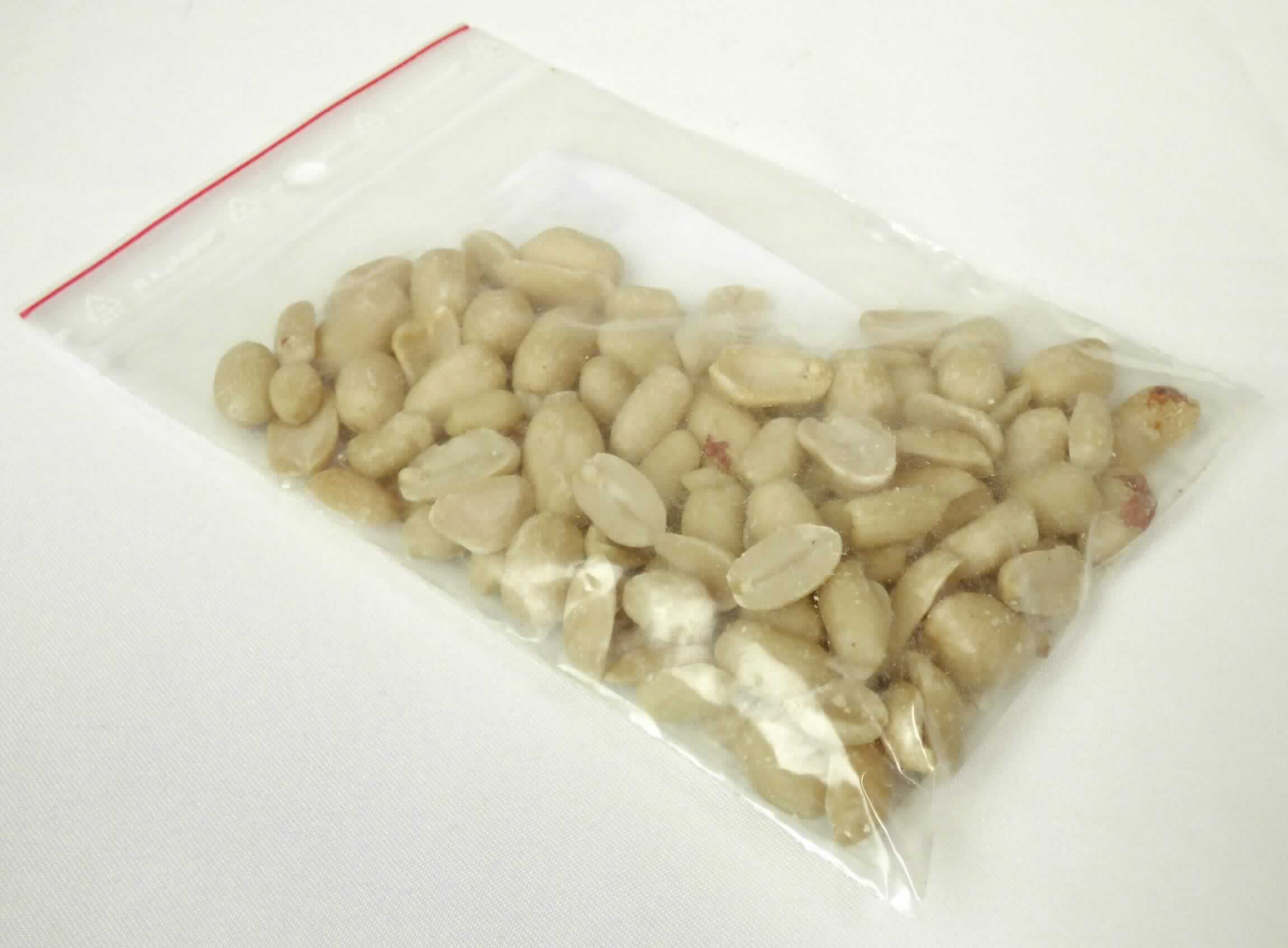 Nach den Antragsangaben und dem vorliegenden Warenmuster handelt es sich um geschälte, elfenbeinfarbene ganze Erdnüsse (Arachis hypogaea; Erdnusskerne und Erdnusskernhälften), welche durch eine Hitzebehandlung (Blanchieren) enthäutet wurden. Die Erdnüsse haben nach den Antragsangaben und den hier durchgeführten Untersuchungen (sensorische Geruchs- und Geschmacksprobe) keine weitergehende, über die Position 1202 hinausgehende Be- oder Verarbeitung erfahren. Die nicht zur Aussaat bestimmte Ware ist in Säcken mit 25 kg oder Bigbags mit 1000 kg Inhalt verpackt.

Zolltarifrechtlich handelt es sich um "Erdnüsse, weder geröstet noch auf andere Weise hitzebehandelt, nicht zur Aussaat bestimmt, geschält".