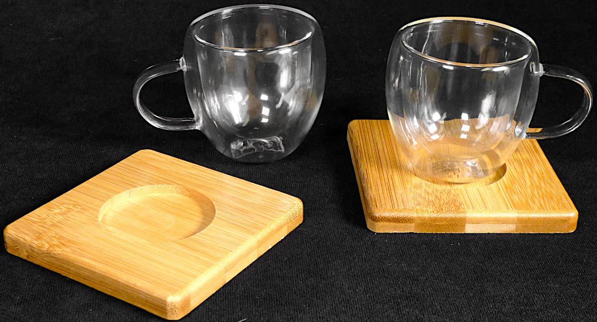 Glasware zur Verwendung bei Tisch, Foto siehe Anlage,
- aus verschiedenen Bestandteilen zusammengesetzte Ware, bestehend aus:
- - einer bauchigen Tasse mit Henkel,
- - - aus klarsichtigem, doppelwandigem Borosilikatglas (laut Antrag),
- - - mit einem abgerundeten oberen Rand,
- - - mit den Abmessungen: ca. 6 cm (Durchmesser am oberen Rand) x 6,5 cm (Höhe),
- - einem Untersetzer,
- - - aus Holz (laut Antrag Bambus),
- - - viereckig, mit abgerundeten Ecken,
- - - mit einer Vertiefung zur passgenauen Aufnahme der Glastasse,
- - - mit den Abmessungen: ca. 9 cm (Länge) x 9 cm (Breite) x 1 cm (Höhe),
- die Tasse aus Glas bestimmt nach dem Umfang und ihrer Bedeutung in Bezug auf
  die Verwendung den wesentlichen Charakter der zusammengesetzten Ware,
- in Form eines Sets aus zwei Tassen mit Untersetzern.

"Glasware zur Verwendung bei Tisch oder in der Küche, kein Trinkglas, aus Glas mit
 einem linearen Ausdehnungskoeffizienten von 5 x 10^-6 oder weniger je Kelvin bei
 Temperaturen von 0 °C bis 300 °C"
