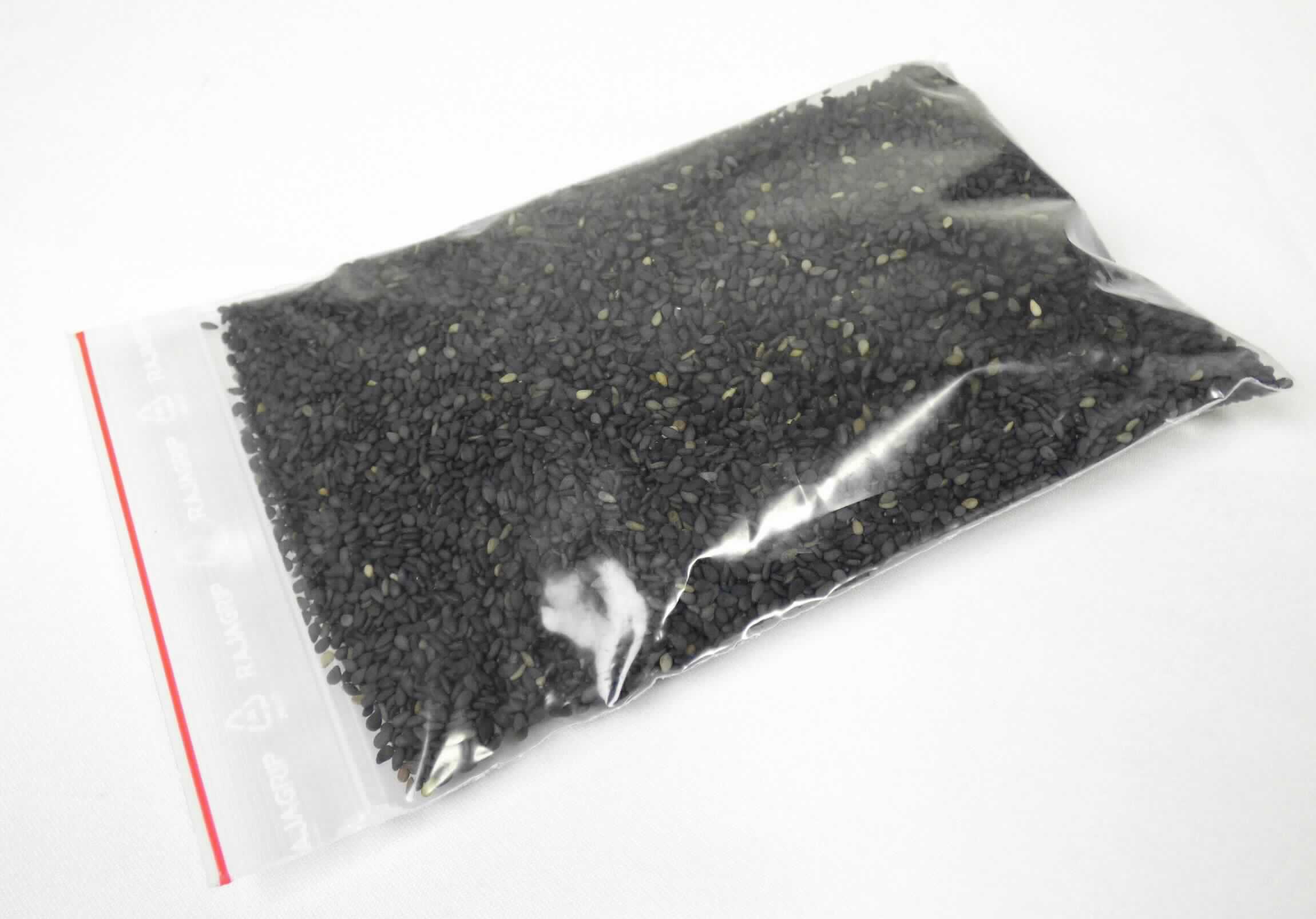 Nach den Angaben der Antragstellerin sowie dem vorliegenden Warenmuster handelt es sich um flache, tropfenförmige, ganze, ungeschälte, dunkle und schwarze Sesamsamen (Sesamum indicum) mit einer Länge von ca. 2,5 - 3 mm und einer maximalen Breite von ca. 2 mm ohne weitere Zusätze. Die Sesamsamen finden als Lebensmittel Verwendung und sind nicht zur Aussaat bestimmt.

Die Sesamsamen sind in Säcke (Füllmenge pro Sack 25 kg) abgepackt. 

Zolltarifrechtlich handelt es sich um "andere Ölsamen als in den Positionen 1201 bis 1206 genannt, Sesamsamen, nicht zur Aussaat".