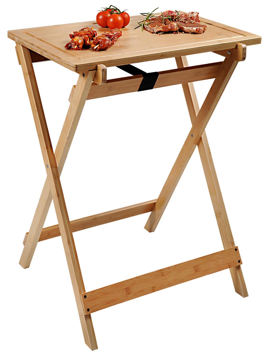 BBQ- und Beistelltisch, Artikelnr. 58275 (Abbildungen siehe Anlage)
Warenzusammenstellung aus
- aus einem ca. 60x40x1,5 cm großen Schneidebrett aus aufeinander
  verleimten Lamellen aus Bambus (lt. Antragsteller), beidseitig
  verwendbar, einseitig mit einer umlaufenden Saftrille versehen, sowie
  einem aufklappbarem Gestell aus Lagenholz aus Bambus (lt. Antrag)
  mit einem Sicherheitsband aus Spinnstoff, zum vorübergehenden
  Abstellen des Schneidbrettes (wird nur lose aufgelegt und üblicherweise
  nach Gebrauch abgebaut und verstaut, kein Möbel des Kapitels 94),
- Abmessungen insgesamt: ca. 60x45x79 cm,
- zur Verwendung bei Tisch, in der Küche oder im Außenbereich, zum
  Schneiden und Servieren von Lebensmitteln.

Der Charakter der Warenzusammenstellung wird hinsichtlich der Bedeutung
in Bezug auf die Verwendung und des Wertes durch das Schneidebrett
bestimmt.

„Holzware zur Verwendung bei Tisch oder in der Küche, aus Bambus,
Schneidebrett (Warenzusammenstellung aus Schneidebrett -charakterbestimmend-
und Gestell), sogenannter BBQ- und Beistelltisch“.