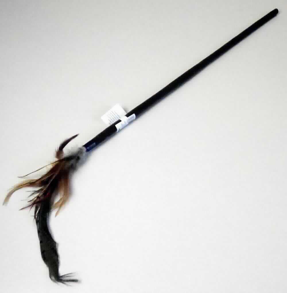 Ware aus Federn (Katzenspielzeug), sog. Premium Federwedel, Foto siehe Anlage, bestehend aus,
- einem ca. 45 cm langen Stab aus Kunststoff,
- - von einem Erzeugnis aus Spinnstoffen umhüllt,
- mehreren, an dem Stab gebündelt an einem Ende angebrachten Vogelfedern mit einer Länge von ca. 21 cm,
- die Federn bestimmen aufgrund ihrer Bedeutung in Bezug auf die Verwendung als Katzenspielzeug den
  wesentlichen Charakter der Ware,
- keine Einreihung als Spielzeug der Position 9503, da aufgrund der Aufmachung, der Form und des verwendeten 
  Materials erkennbar ausschließlich für Tiere bestimmt.

"Federn und Waren daraus"