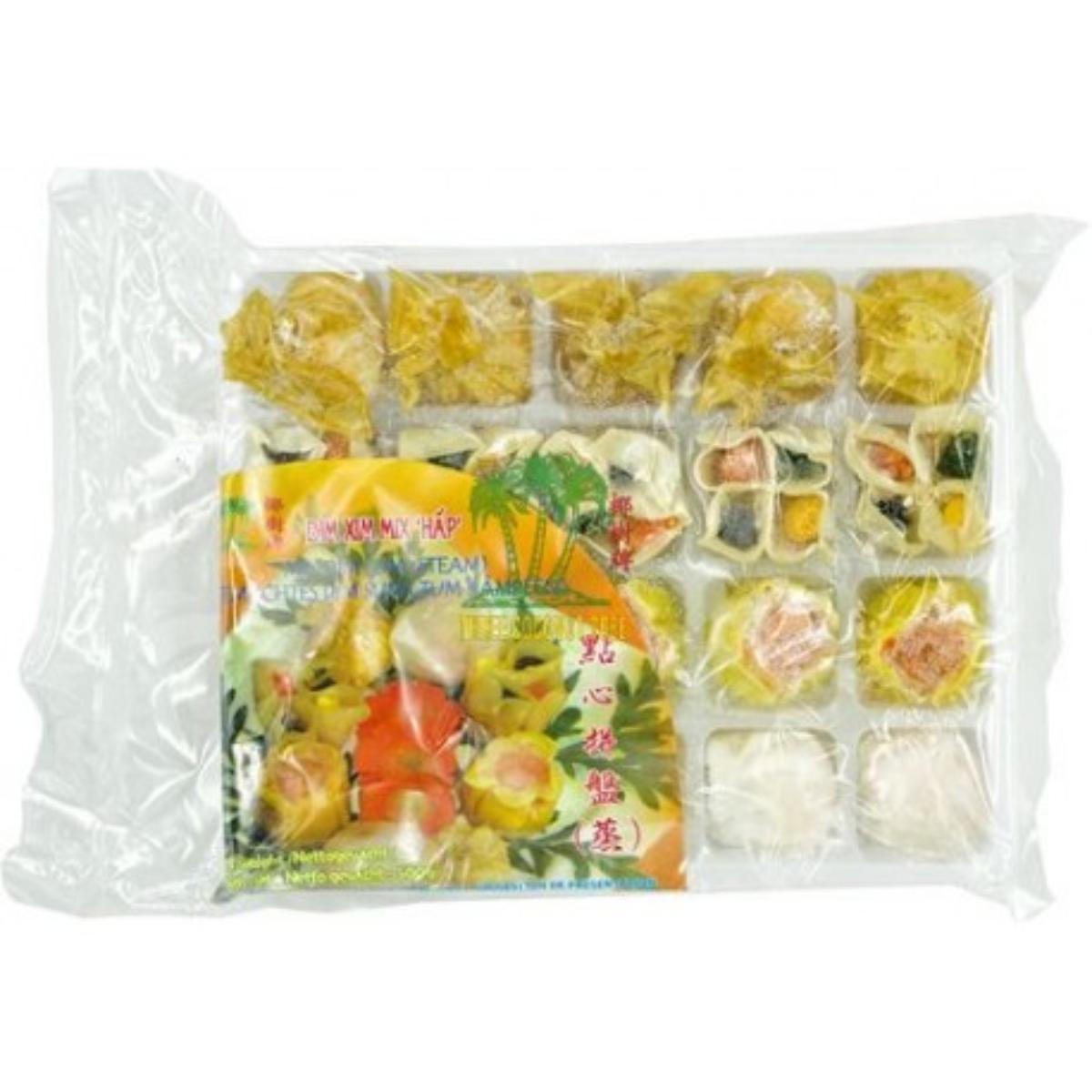 Dim Sum Mischung

Neuerteilung von vZTA DE 27404/16-1.

Beschaffenheit des im Rahmen der Erteilung von vZTA DE 27404/16-1 vorgelegten Warenmusters:
Kunststofftray mit bunt bedrucktem Kunststoffeinleger in einem Kunststofffolienbeutel; der Aufdruck enthält Angaben zum Erzeugnis (Dim Sum gemischt zum Dämpfen; 500 g) und zu den Zutaten (siehe Feld 8).
Darin insgesamt 20 Stück (4 x 5) verschiedene, tiefgekühlte, gefüllte Teigwaren  bzw. Tofutaschen (Dim Sum):
1. Shrimp Haukau: Geschlossenes Säckchen aus cremefarbenem Teig, gefüllt mit einer Fisch, Garnelen und Bambussprossen enthaltenden Masse (ca. 129 g; Unterposition 1902 2010 99).
2. Shrimp Saomai: Oben offenes Säckchen aus gelbem Teig, gefüllt mit einer rötlichen, Garnelen, Fisch und Karotten enthaltenden Masse (ca. 126 g; Unterposition 1902 2010 99).
3. Flower Sui Mai: Teigware aus blassgelbem Teig in Form eines vierblättrigen Kleeblatts, die Blätter sind mit unterschiedlich gefärbten und zusammengesetzten, u. a. Garnelen, Fisch, Karotten, Shiitakepilze und Zwiebeln
enthaltenden Massen gefüllt (ca. 140 g; Unterposition 1902 2010 99).
4. Shrimp Yuba Deli: Hellbraune, vollständig verschlossene Säckchen aus Tofu, gefüllt mit einer Garnelen, Kalmar und Bambussprossen enthaltenden Masse (ca. 120 g; Position 1605).

Die Erzeugnisse sollen unaufgetaut entweder in der Mikrowelle erhitzt oder gedämpft werden.

Anteil an Fisch, Krebstieren oder anderen wirbellosen Wassertieren in den gefüllten Teigwaren jeweils mehr als 20 GHT

Es liegt eine Warenzusammenstellung in Aufmachung für den Einzelverkauf vor, deren Charakter in Bezug auf die Gewichtsanteile durch die gefüllten Teigwaren der Unterposition 1902 2010 99 der KN bestimmt wird.

Teigwaren, gefüllt, mehr als 20 GHT Fische, Krebstiere oder andere wirbellose Wassertiere enthaltend, keinen Reis enthaltend, andere Teigtaschen.