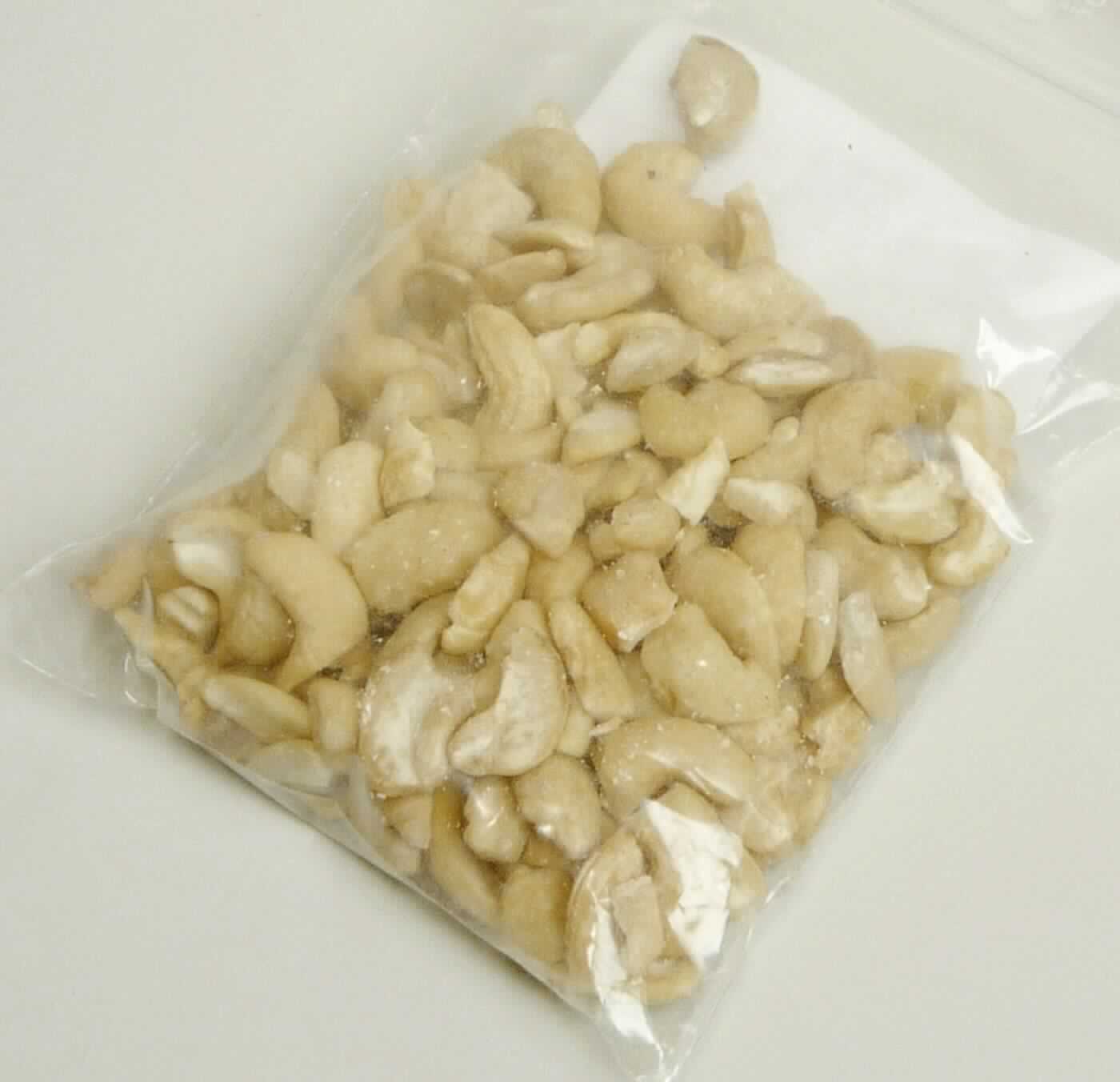 Cashewkerne, geschält und enthäutet, Bruch

Beschaffenheit des vorgelegten Warenmusters:
Bruchstücke und Hälften von geschälten, enthäuteten, beigefarbenen Cashewkernen; Geruch nussig, Cashewkernen entsprechend; Geschmack aromatisch, süßlich, Cashewkernen entsprechend.

Es ergeben sich keine Hinweise, dass die vorgelegte Warenprobe einer über Kapitel 8 der KN hinausgehenden Behandlung unterzogen wurde.

Kaschu-Nüsse, frisch oder getrocknet, ohne Schale.