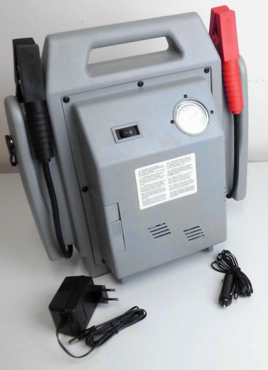 Power-Station (Abbildung siehe Anlage),
- mit einem versiegelten Blei/Säure-Akkumulator mit gebundenem Elektrolyt und einem 
  Kompressor, einem Manometer und einem Voltmeter, in einem Kunststoffgehäuse mit 
  Tragegriff, integrierten Ladebuchsen, Ein-/Ausschaltern, LED-Ladeanzeige, zwei Kabeln 
  mit Krokodilklemmen, einem Druckluftschlauch mit Autoventil-Hebelstecker, sowie einer 
  integrierten Arbeitsleuchte,
- zur Verwendung als Starthilfe für Beförderungsmittel oder als mobile Stromquelle für 
  elektrische Geräte, welche mit 12V Gleichstrom betrieben werden (charakterbestimmend), 
  als Kompressor sowie als Arbeitsleuchte,
- zusammen mit Beipack (drei Ventiladapter, Netzteil, Kfz-Adapterkabel und Betriebsanleitung)  
  in einer gemeinsamen Verkaufsverpackung.
Der Akkumulator bestimmt den Charakter sowohl der zusammengesetzten Ware (aufgrund der 
Verwendung als eigenständige Ware und als Stromversorgung für die anderen Bestandteile) als 
auch der Warenzusammenstellung. 

"Elektrischer Akkumulator, Blei-Akkumulator, nicht von der zum Starten von Kolbenverbrennungs-
motoren verwendeten Art, nicht mit flüssigem Elektrolyt arbeitend (zusammengesetzte Ware aus 
Akkumulator -charakterbestimmend-, Kompressor und elektrischer Leuchte), in Warenzusammen-
stellung in Aufmachung für den Einzelverkauf mit nicht charakterbestimmendem Beipack"