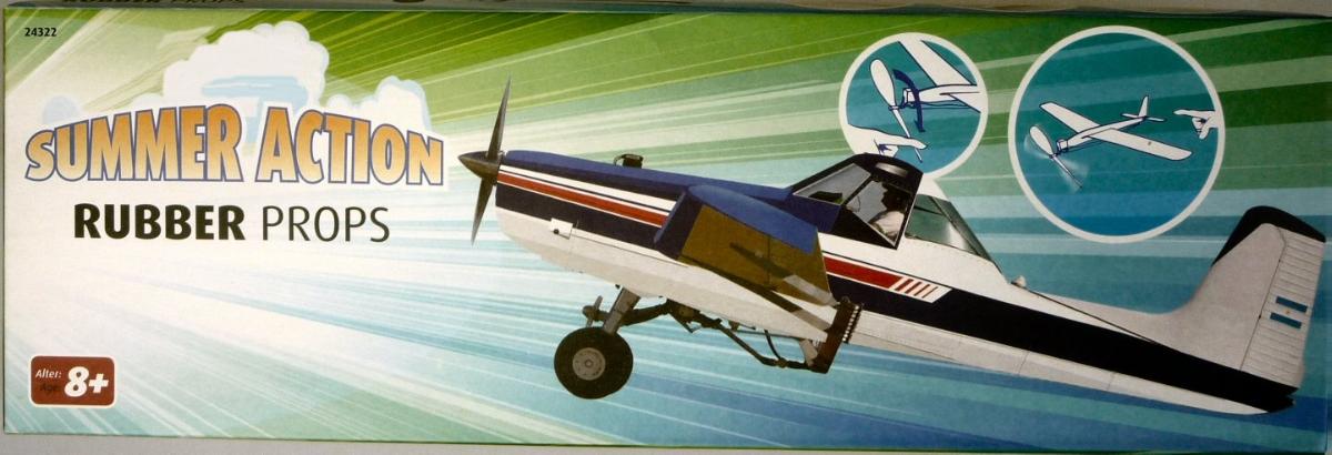 Es handelt sich um einen Bausatz eines Modellfliegers (Sportflugzeug, sog. REVELL SUMMER ACTION RUBBER PROPS, Art. 24322) mit einer Spannweite von ca. 41 cm. Nach Umfang, Größe und Menge besteht der Bausatz charakterbestimmend aus Kunststoffen. Nur zwei der durch Stecken zusammenzufügenden Einzelteile (Rumpfnachbildung) bestehen aus leichten, dünnen (ca. 0,3 cm) Holzzuschnitten, die mit bedruckten Folien versehen sind. Der Propeller aus Kunststoff wird durch Stecken an die Flugzeugnase angebracht und mit Hilfe des beiliegenden Gummibandes an einem Metallhaken im hinteren Rumpfabschnitt gespannt. Für den Bausatz ist kein Maßstab angegeben.

Das Erzeugnis dient der spielerischen Unterhaltung von Kindern ab acht Jahren und ist in einer länglichen, bedruckten Pappbox mit einer Bauanleitung für den Einzelverkauf aufgemacht.

Zolltarifrechtlich ist die Ware als "anderer als zuvor von der Position 9503 erfasster Bausatz, aus Kunststoff" einzureihen.