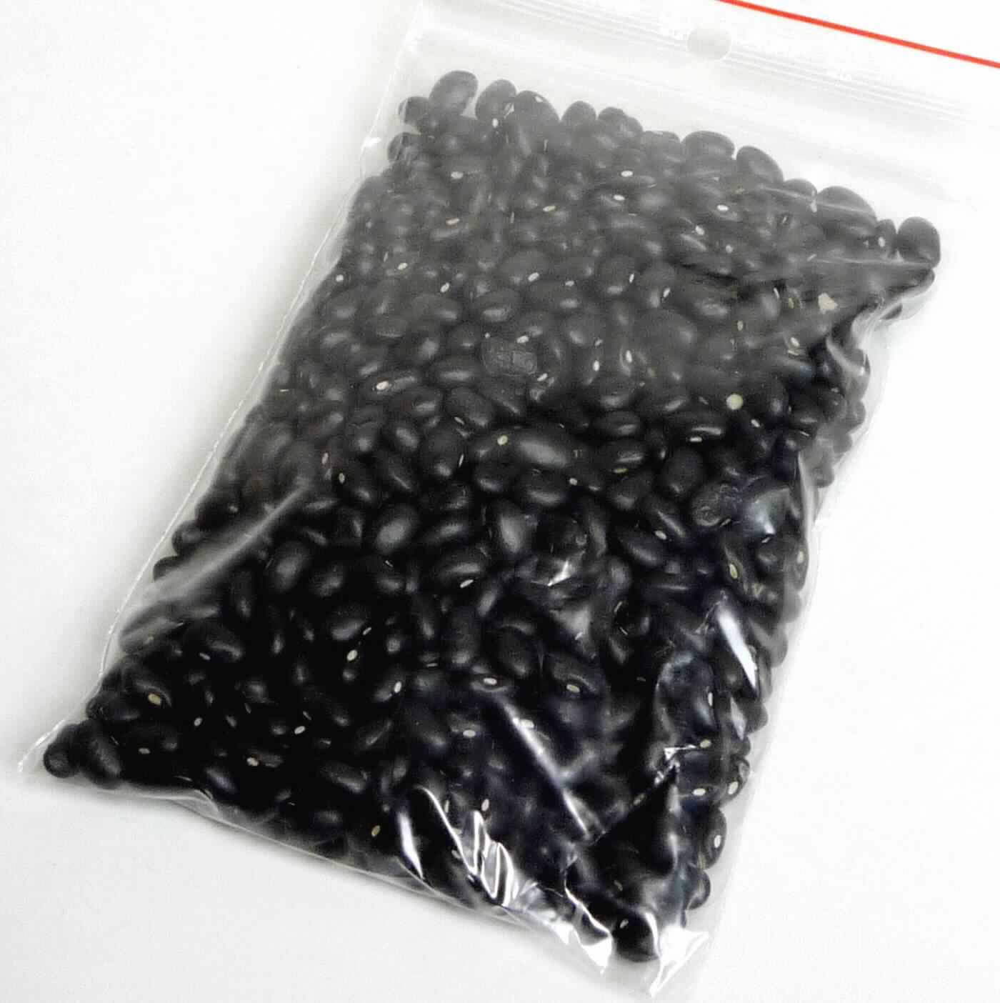 Schwarze Bohnen aus China

Beschreibung des vorgelegten Warenmusters: 
Bis zu ca. 1 cm lange und 0,7 cm breite, nierenförmige, getrocknete und ausgelöste Leguminosenkerne mit matt-schwarzer Samenschale, ca. 2 mm langem weißem Nabel und gelblichem, überwiegend hornigem, zu einem geringen Anteil auch mehligem Kotyledonargewebe, nach Antragsangaben Bohnen der Art Phaseolus vulgaris.
Geschmack: typisch nach ungekochten, nicht entbitterten Leguminosenkernen.

Das Erzeugnis wird nach Antragsangaben in 11,34 kg- und 25 kg-Säcken gehandelt und ist für die Lebensmittelindustrie bestimmt.

Getrocknete, ausgelöste Hülsenfrüchte, auch geschält, Gartenbohnen (Phaseolus vulgaris), nicht zur Aussaat.