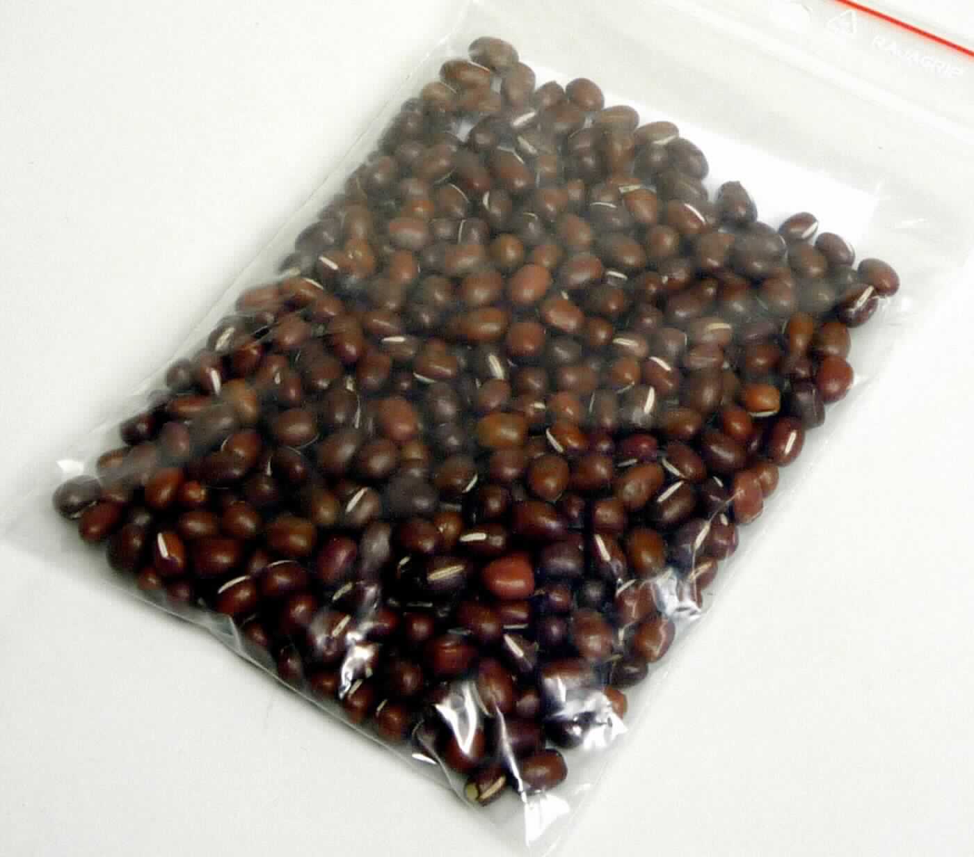 Adzukibohnen aus China

Beschreibung des vorgelegten Warenmusters:
Bis zu ca. 0,8 cm lange und 0,5 cm breite nahezu ovale ausgelöste Leguminosenkerne, getrocknet, mit rotbrauner Samenschale, auffälligem, ca. 5 mm langem, weißem Nabel und beigem Kotyledonargewebe, Literaturbeschrei-
bungen von Adzukibohnen (auch als Azukibohnen bezeichnet) entsprechend. Geschmack typisch nach unge-
kochten, nicht entbitterten Leguminosenkernen. 

Das Erzeugnis wird nach Antragsangaben in 25 kg Papier-Säcken gehandelt und ist für die Lebensmittelindustrie bestimmt.

Getrocknete ausgelöste Hülsenfrüchte, Adzukibohnen (Phaseolus oder Vigna angularis).
