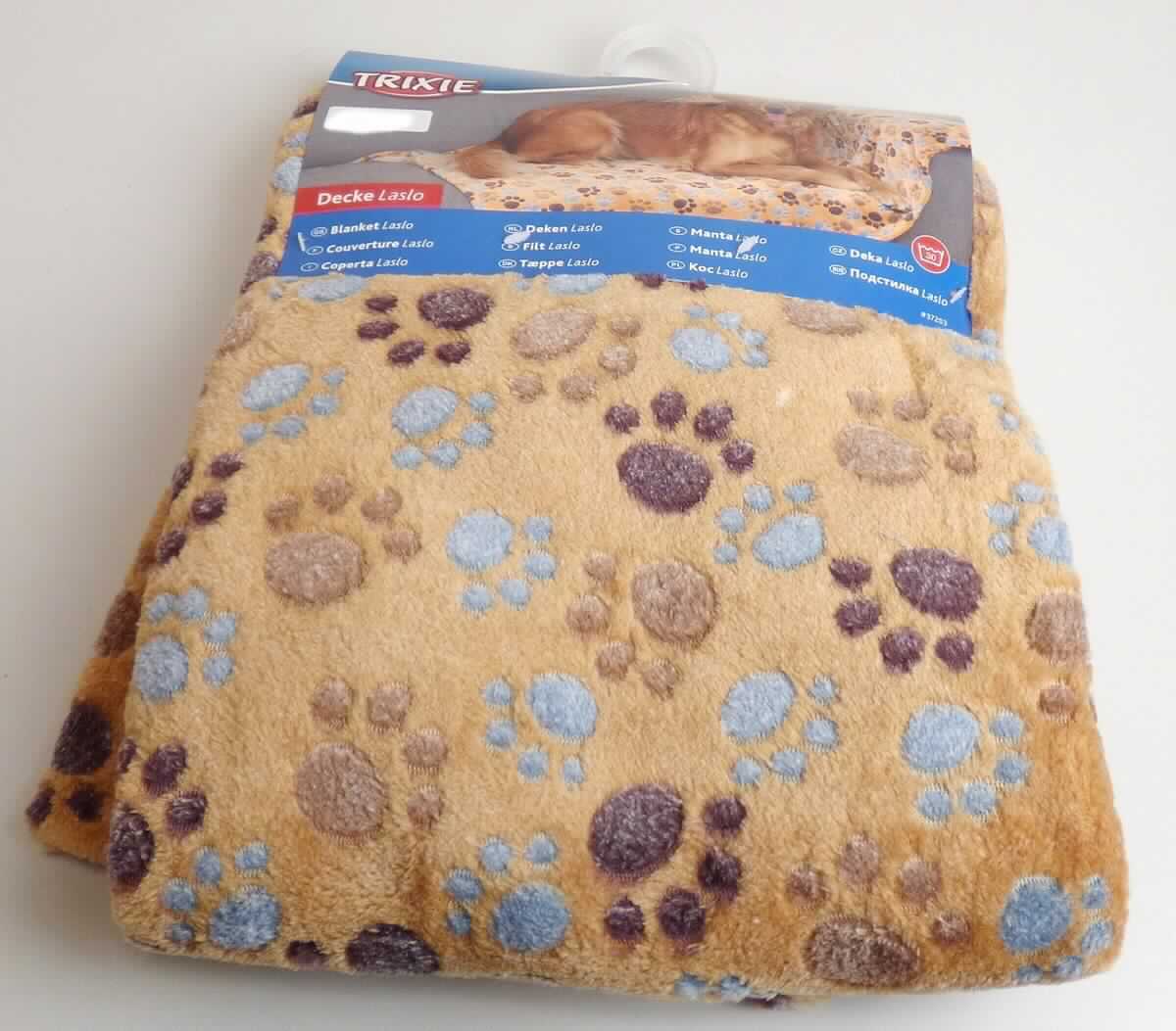 Decke, sog. Trixie Kuscheldecke Laslo, Foto siehe Anlage, 
- auf einem Kleiderbügel mit bedrucktem Pappanhänger befestigt,  
- rechteckig, in den Abmessungen von laut Antrag 150 cm x 100 cm, 
- einlagig, aus einfarbigen Plüschgewirken aus laut Antrag 100 % Polyester (synthetische Chemiefasern); 
  mit aufgedrucktem Pfotenmotiv verziert, 
- ohne elektrische Heizvorrichtung, 
- an allen Rändern durch Umschlagen und Festnähen gesäumt (damit konfektioniert), 
- ohne Polsterung oder Füllung; somit keine Ware der Position 9404, 
- nicht zur Ausstattung von Tieren bestimmt, somit keine Ware i. S. d. Position 4201.

"Decke, aus Spinnstoffen, ohne elektrische Heizvorrichtung, aus synthetischen Chemiefasern, aus Gewirken"