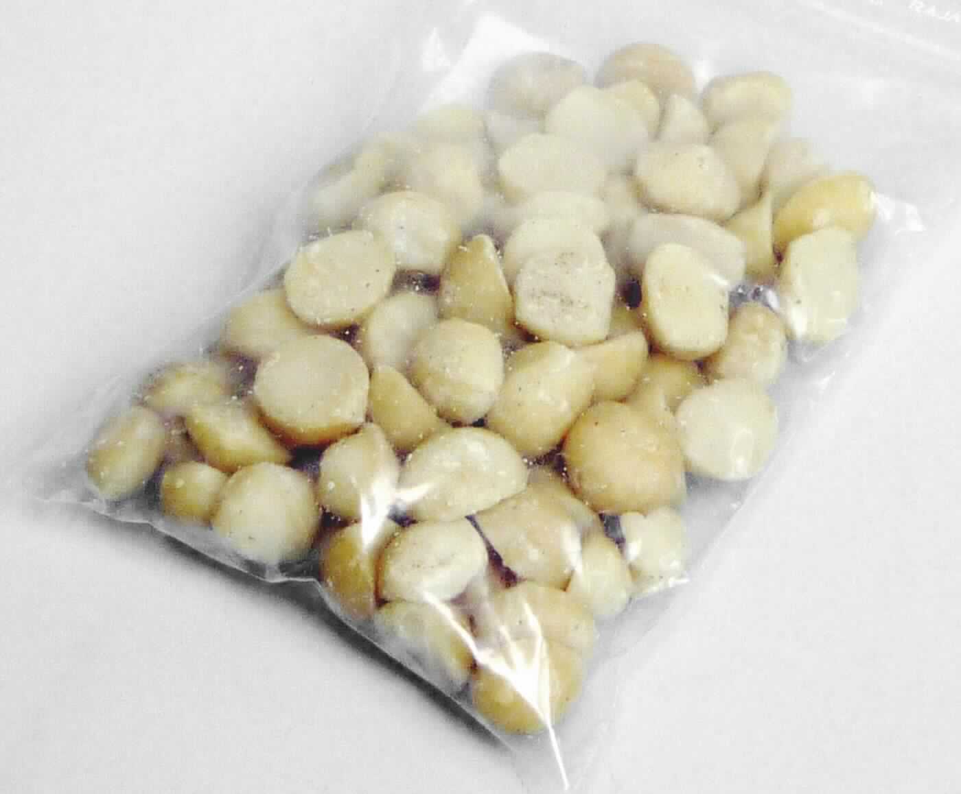 Macadamia-Nüsse, geschält

Beschaffenheit des vorgelegten Warenmusters:
Geschälte, elfenbeinfarbene Macadamia-Nusskernhälften; fester, knackiger Biss; Geruch aromatisch, nussig; Geschmack aromatisch, süßlich, fettig, Macadamia-Nüssen entsprechend.

Es ergeben sich keine Hinweise, dass die vorgelegte Warenprobe einer über Kapitel 8 der KN hinausgehenden Behandlung unterzogen wurde.

Schalenfrüchte, frisch oder getrocknet, Macadamia-Nüsse ohne Schale.