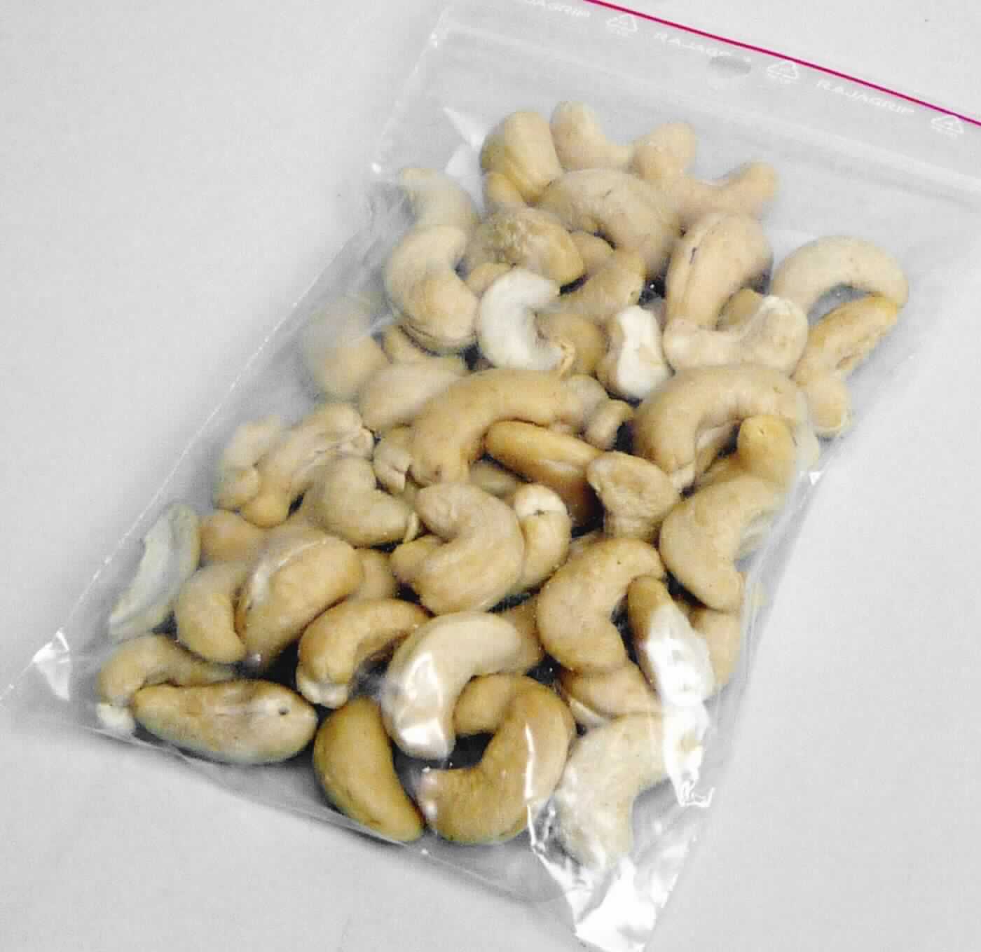Cashewkerne, geschält und enthäutet

Beschaffenheit des vorgelegten Warenmusters:
Geschälte und enthäutete, beigefarbene, vorwiegend ganze Cashewkerne; vereinzelt Bruchstücke und Kernhälften; Geruch nussig, Cashewkernen entsprechend; Geschmack aromatisch, süßlich, Cashewkernen entsprechend.

Es ergeben sich keine Hinweise, dass die vorgelegte Warenprobe einer über Kapitel 8 der KN hinausgehenden Behandlung unterzogen wurde.

Kaschu-Nüsse, frisch oder getrocknet, ohne Schale.