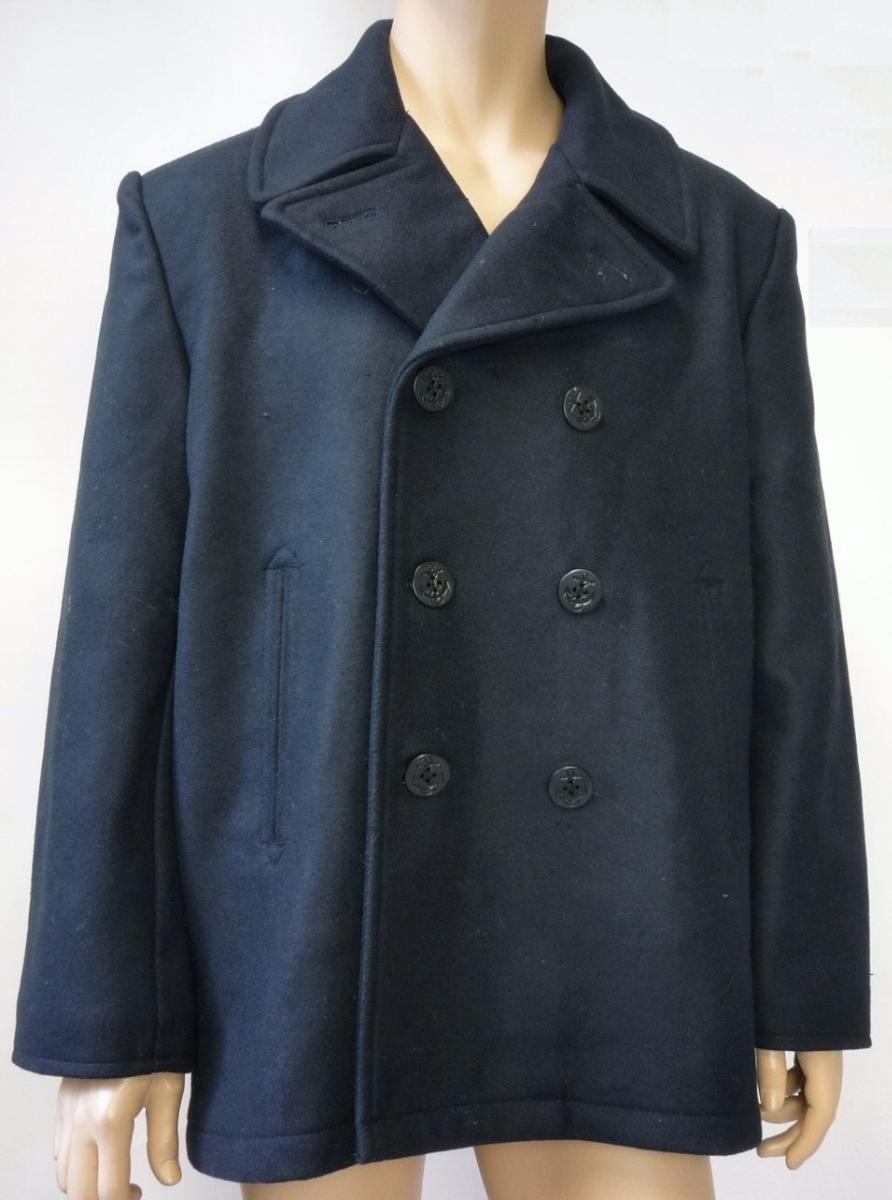 Kurzmantel, sog. US NAVY PEA COAT TUCH, Größe L, Foto siehe Anlage,
- laut Antrag:
-- aus ca. 1,4 mm dicken (nicht leichten), einfarbigen Geweben aus 50 % Wolle und 50 % Viskose
   (künstliche Chemiefasern),
-- durchgehend abgesteppt, wattiert gefüttert,
-- mit einem Stückgewicht von ca. 1725 g, 
-- über den Schritt, aber nicht bis zur Mitte der Oberschenkel reichend (Rückenlänge: ca. 85 cm),
   u. a. deshalb kein Parka,
-- mit einem Reverskragen,
-- vorn mit einer durchgehenden Öffnung mit zweireihigem Knopfverschluss von links über rechts
   (Männerkleidung), mit einem breiten Untertritt,
-- mit langen Ärmeln,
-- mit zwei eingesetzten, offenen Taschen unterhalb der Taille,
-- am unteren Rand durch Umschlagen und Festnähen gesäumt,
-- wird im Allgemeinen über jeder anderen Kleidung und zum Schutz gegen das Wetter getragen.

"Mantel (Kurzmantel) aus Geweben, für Männer, aus Chemiefasern, mit einem Stückgewicht von
 mehr 1 kg, kein Parka"