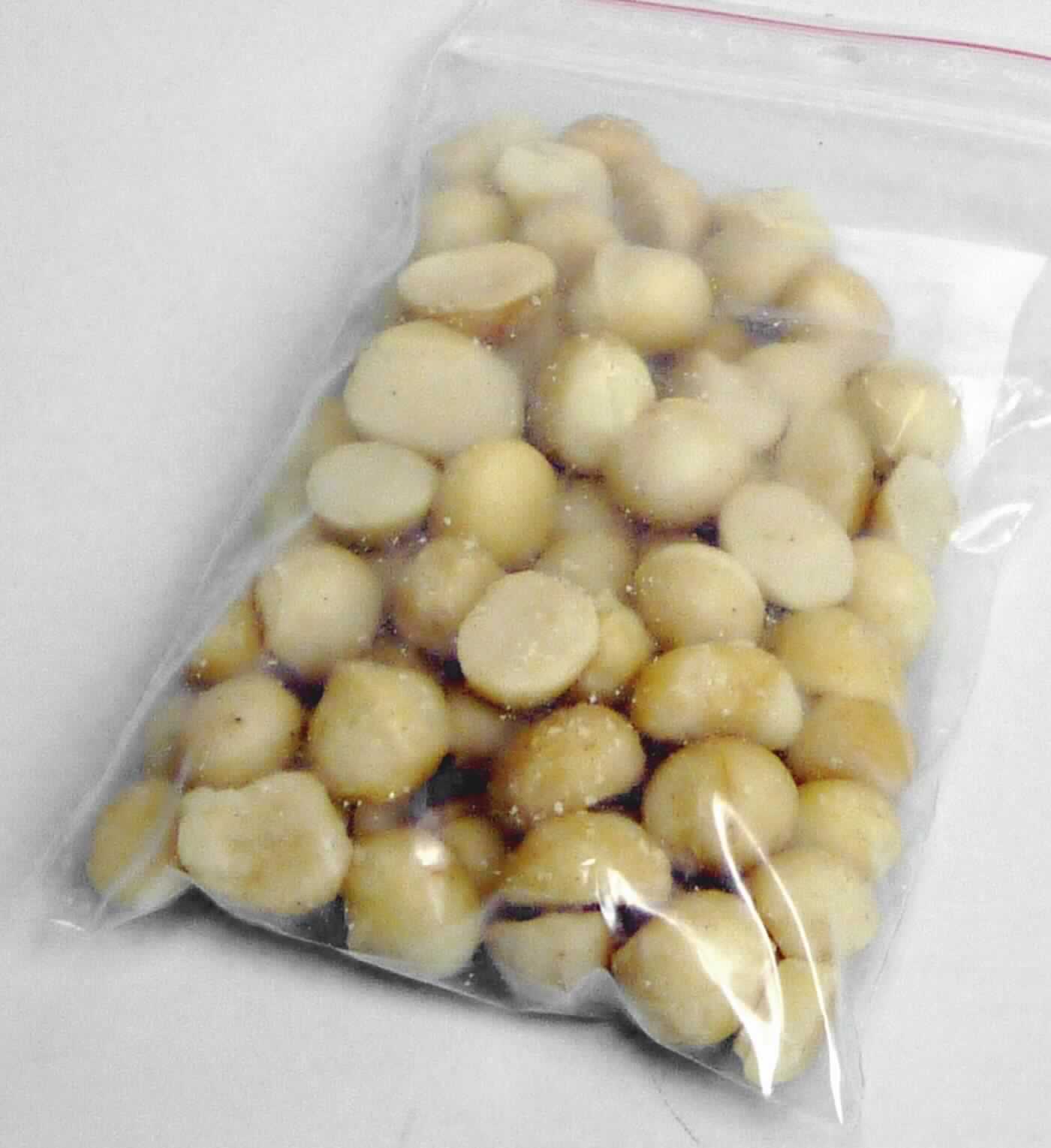 Macadamia-Nüsse, geschält

Beschaffenheit des vorgelegten Warenmusters:
Mischung aus ganzen, abgeflacht kugelförmigen und halben, geschälten, elfenbeinfarbene Macadamia-Nüssen; fester, knackiger Biss; Geruch aromatisch, nussig; Geschmack aromatisch, süßlich, fettig, Macadamia-Nüssen entsprechend.

Es ergeben sich keine Hinweise, dass die vorgelegte Warenprobe einer über Kapitel 8 der KN hinausgehenden Behandlung unterzogen wurde.

Schalenfrüchte, frisch oder getrocknet, Macadamia-Nüsse ohne Schale.