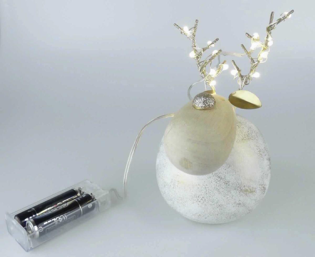 Ziergegenstand, sog. LED Zement - Rentier
aus verschiedenen Bestandteilen zusammengesetzte Ware, bestehend aus
- einem Ziergegenstand aus Zement
-- Figur in Form eines Rentiers mit einem kugelförmigen Körper aus Zement und einem Kopf aus Holz
-- ca. 12 cm hoch
- einem elektrischen Beleuchtungskörper
-- in Form einer LED-Lichterkette (um das Rentiergeweih gewickelt)
-- batteriebetrieben, mit Batteriefach und Schalter versehen
- kein elektrischer Beleuchtungskörper der Position 9405, da die Lichter nicht der
Erhellung der Umgebung dienen, sondern lediglich die Zierwirkung erhöhen
- der Ziergegenstand aus Zement bestimmt aufgrund des Umfanges und der
Bedeutung in Bezug auf die Verwendung den wesentlichen Charakter der Ware

Befund:
Waren aus Zement, Beton oder Kunststein, auch bewehrt.