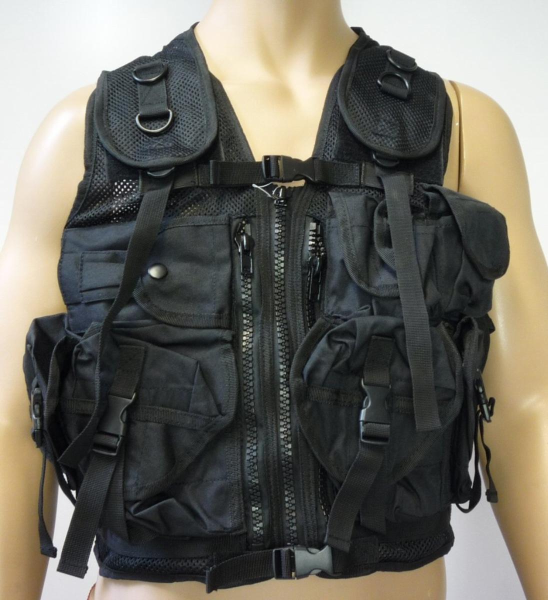 Weste, sog.  EINSATZWESTE TACTICAL (9 TA.), in Erwachsenengröße, Foto siehe Anlage,
- laut Antrag:
-- mit einem Rückenteil und zwei Vorderteilen aus ca. 0,5 mm dicken, einfarbigen, durchbrochenen
   Kettengewirken; fast flächendeckend mit aufgesetzten, mittels Klett- oder Druckknopfverschluss zu
   schließenden Taschen unterschiedlicher Größe aus ca. 0,3 mm dicken, einfarbigen Geweben; die
   Gewebe weisen einseitig (Innenseite) einen Glanz auf, ein Bestreichen mit Kunststoff ist jedoch mit
   bloßem Auge nicht wahrnehmbar (somit keine Meterware der Position 5903),
-- über die Taille reichend (Rückenlänge: ca. 50 cm),
-- ärmellos, das Rückenteil und die Vorderteile sind an den Seiten durch verstellbare Gewebebänder
   und an den Schultern mit Klettverschluss miteinander verbunden,
-- vorn mit einer durchgehenden Öffnung mit Reißverschluss, die am oberen und unteren Ende mit
   einem zusätzlichen Klickverschluss zu schließen ist,
-- ohne Hinweise auf den Trägerkreis (unisex),
-- mit einer Vielzahl von aufgenähten Gewebebändern, die teilweise mit Umkehrösen aus Kunststoff
   oder Klickverschluss so miteinander verbunden werden, dass Gegenstände daran befestigt werden
   können,
-- an den Rändern mit Gewebestreifen eingefasst,
-- alle Flächenerzeugnisse aus 100 % Polyester (synthetische Chemiefasern),
-- dient als Ausrüstung im millitärischen Bereich oder für taktische Geländespiele (Airsoft oder Paintball),
- keine Arbeits- und Berufskleidung,
- insbesondere im Hinblick auf den Verwendungszweck bestimmen die Gewebe den Charakter der Ware.

"Andere Kleidung (Weste), aus Geweben, für Frauen, aus Chemiefasern, keine Arbeits- und Berufs-
 kleidung"