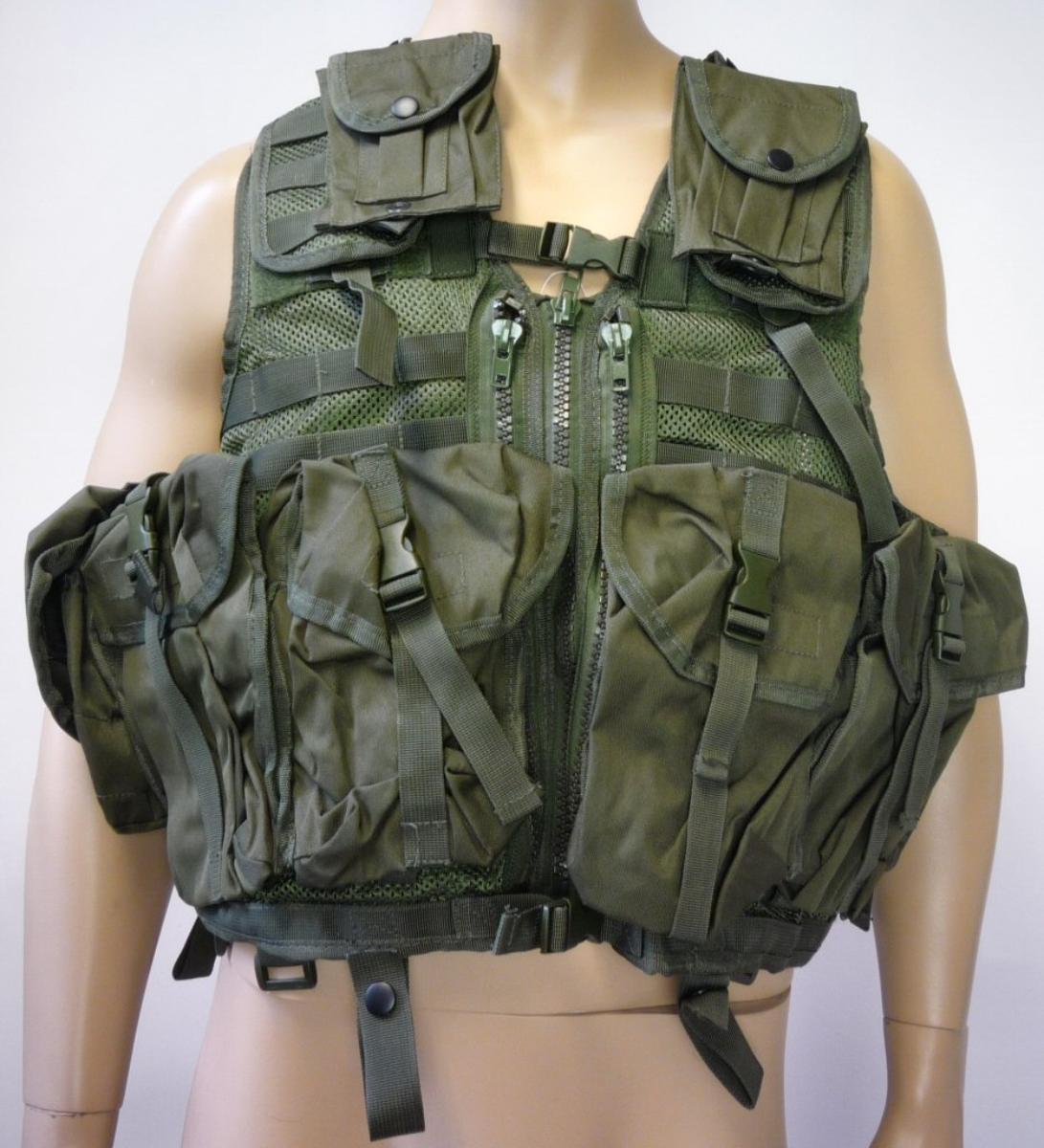 Weste, sog. WESTE TACTICAL MOD.SYST.(8 TA.), in Erwachsenengröße, Foto siehe Anlage,
- laut Antrag:
-- mit einem Rückenteil und zwei Vorderteilen aus ca. 0,5 mm dicken, einfarbigen, durchbrochenen
   Kettengewirken; fast flächendeckend mit aufgesetzten, mittels Klett- oder Druckknopfverschluss zu
   schließenden Taschen unterschiedlicher Größe aus ca. 0,3 mm dicken, einfarbigen Geweben; die 
   Gewebe weisen einen Glanz auf, ein Bestreichen mit Kunststoff ist jedoch mit bloßem Auge nicht
   wahrnehmbar (somit keine Meterware der Position 5903),
-- über die Taille reichend (Rückenlänge: ca. 50 cm),
-- ärmellos, das Rückenteil und die Vorderteile sind an den Seiten durch verstellbare Gewebebänder
   und an den Schultern mit Klettverschluss miteinander verbunden,
-- vorn mit einer durchgehenden Öffnung mit Reißverschluss, die am oberen und unteren Ende mit
   einem zusätzlichen Klickverschluss zu schließen ist,
-- ohne Hinweise auf den Trägerkreis (unisex),
-- im Rückenbereich mit einer Vielzahl von aufgenähten Gewebebändern und am unteren Rand mit
   mehreren Laschen aus Geweben, die teilweise mit Klick- oder Druckknopfverschluss so miteinander
   verbunden werden, dass Gegenstände daran befestigt werden können,
-- an den Rändern mit Gewebestreifen eingefasst,
-- alle Flächenerzeugnisse aus 100 % Polyester (synthetische Chemiefasern),
-- dient als Ausrüstung im millitärischen Bereich oder für taktische Geländespiele (Airsoft oder Paintball),
- keine Arbeits- und Berufskleidung,
- insbesondere im Hinblick auf den Verwendungszweck bestimmen die Gewebe den Charakter der Ware.

"Andere Kleidung (Weste), aus Geweben, für Frauen, aus Chemiefasern, keine Arbeits- und Berufs-
 kleidung"