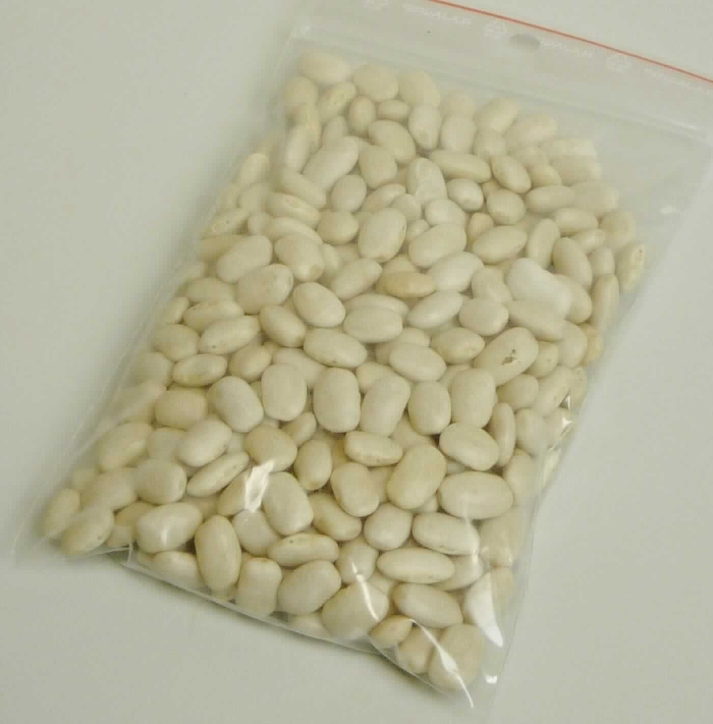 Weiße Bohnen (mittelgroß) aus China

Beschreibung des vorgelegten Warenmusters: 
Bis zu ca. 1,5 cm lange und 0,9 cm breite, überwiegend ovale, kaum gebogene, getrocknete und ausgelöste Leguminosenkerne mit kräftiger, schmutzig-weißer Samenschale, unauffälligem ca. 2 mm langem hellem Nabel und weißem Kotyledonargewebe, nach Antragsangaben Bohnen der Art Phaseolus vulgaris.
Geschmack: typisch nach ungekochten, nicht entbitterten Leguminosenkernen.

Das Erzeugnis wird nach Antragsangaben in 25 kg- und 1000 kg-Säcken gehandelt und ist für die Lebensmittelindustrie bestimmt.

Getrocknete, ausgelöste Hülsenfrüchte, auch geschält, Gartenbohnen (Phaseolus vulgaris), nicht zur Aussaat.