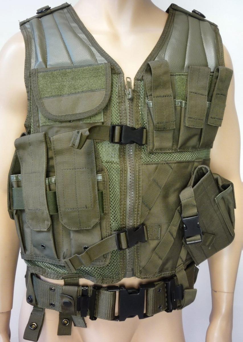 Weste, sog. USMC EINSATZWESTE M.KOPPEL, in Erwachsenengröße, Foto siehe Anlage,
- laut Antrag:
-- mit einem Rückenteil und zwei Vorderteilen aus ca. 0,5 mm dicken, einfarbigen, durchbrochenen
   Kettengewirken; fast flächendeckend mit aufgesetzten Taschen unterschiedlicher Größe und Form
   aus ca. 0,4 mm dicken, einfarbigen, einseitig (Innenseite) mit geprägtem Kunststoff (kein Zellkunststoff)
   überzogenen Geweben der Position 5903, die mittels Klettlaschen aus nicht überzogenen Geweben
   oder mit Klickverschluss zu schließen sind,
-- über die Taille reichend (Rückenlänge: ca. 58 cm),
-- ärmellos, das Rückenteil und die Vorderteile sind an den Seiten durch verstellbare Gewebebänder und
   an den Schultern mit Klettverschluss miteinander verbunden,
-- vorn mit einer durchgehenden Öffnung mit Reißverschluss, die am oberen und unteren Ende mit einem
   zusätzlichen Klickverschluss zu schließen ist,
-- ohne Hinweise auf den Trägerkreis (unisex),
-- im Bereich der Schultern mit gepolsterten, mit ca. 12 cm langen, eingenähten Röhrchen aus Kunststoff
   versehenen Protektoren aus einfarbigen Gewirken, die auf der Außenseite mit bloßem Auge wahr-
   nehmbar mit geprägtem Zellkunststofff überzogen sind; die Gewirke sind undicht und augenscheinlich
   dünner als der Zellkunststoff, sie dienen damit nur der Verstärkung (Meterware des Kapitels 39),
-- im Rückenbereich mit einer Vielzahl von aufgenähten, nicht überzogenen Gewebebändern,
-- im unteren Bereich mit angenähten Laschen, durch die ein Gürtel aus nicht überzogenen Geweben
   mit Klickverschluss geführt wird,
-- mit diversen Ösen aus unedlem Metall und an den Rändern mit Gewebestreifen eingefasst,
-- alle Flächenerzeugnisse aus 100 % Polyester (synthetische Chemiefasern),
-- dient als Ausrüstung im millitärischen Bereich oder für taktische Geländespiele (Airsoft oder Paintball),
- keine Arbeits- und Berufskleidung,
- insbesondere im Hinblick auf die Verwendung bestimmen jeweils die Gewebe den Charakter der Ware;
  im Hinblick auf den Umfang und das äußere Erscheinungsbild sind die Gewebe der Position 5903 und
  die nicht überzogenen Gewebe als gleichbedeutend anzusehen; somit kann keinem der beiden Gewebe
  eine charakterbestimmende Eigenschaft zuerkannt werden; die Ware ist somit der von den gleicher-
  maßen in Betracht kommenden Positionen (6210 / 6211) in der Nomenklatur zuletzt genannten zuzu-
  weisen.

"Andere Kleidung (Weste), aus Geweben, für Frauen, aus Chemiefasern, keine Arbeits- und Berufs-
 kleidung"