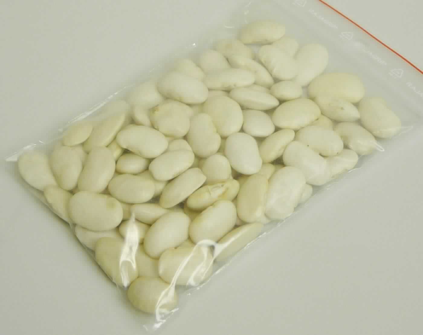 Weiße Bohnen (Jumbo) aus China

Beschreibung des vorgelegten Warenmusters: 
Bis zu ca. 2,5 cm lange und 1,3 cm breite, überwiegend nierenförmige getrocknete und ausgelöste Leguminosenkerne mit cremeweiß-glänzender kräftiger Samenschale, unauffälligem ca. 5 mm langem hellem Nabel und hellbeigem, sehr hartem Kotyledonargewebe, nach Antragsangaben Bohnen der Art Phaseouls vulgaris.
Geschmack: typisch nach ungekochten, nicht entbitterten Leguminosenkernen.

Das Erzeugnis wird nach Antragsangaben in 25 kg-Säcken gehandelt und ist für die Lebensmittelindustrie bestimmt.

Getrocknete, ausgelöste Hülsenfrüchte, auch geschält, Gartenbohnen (Phaseolus vulgaris), nicht zur Aussaat.