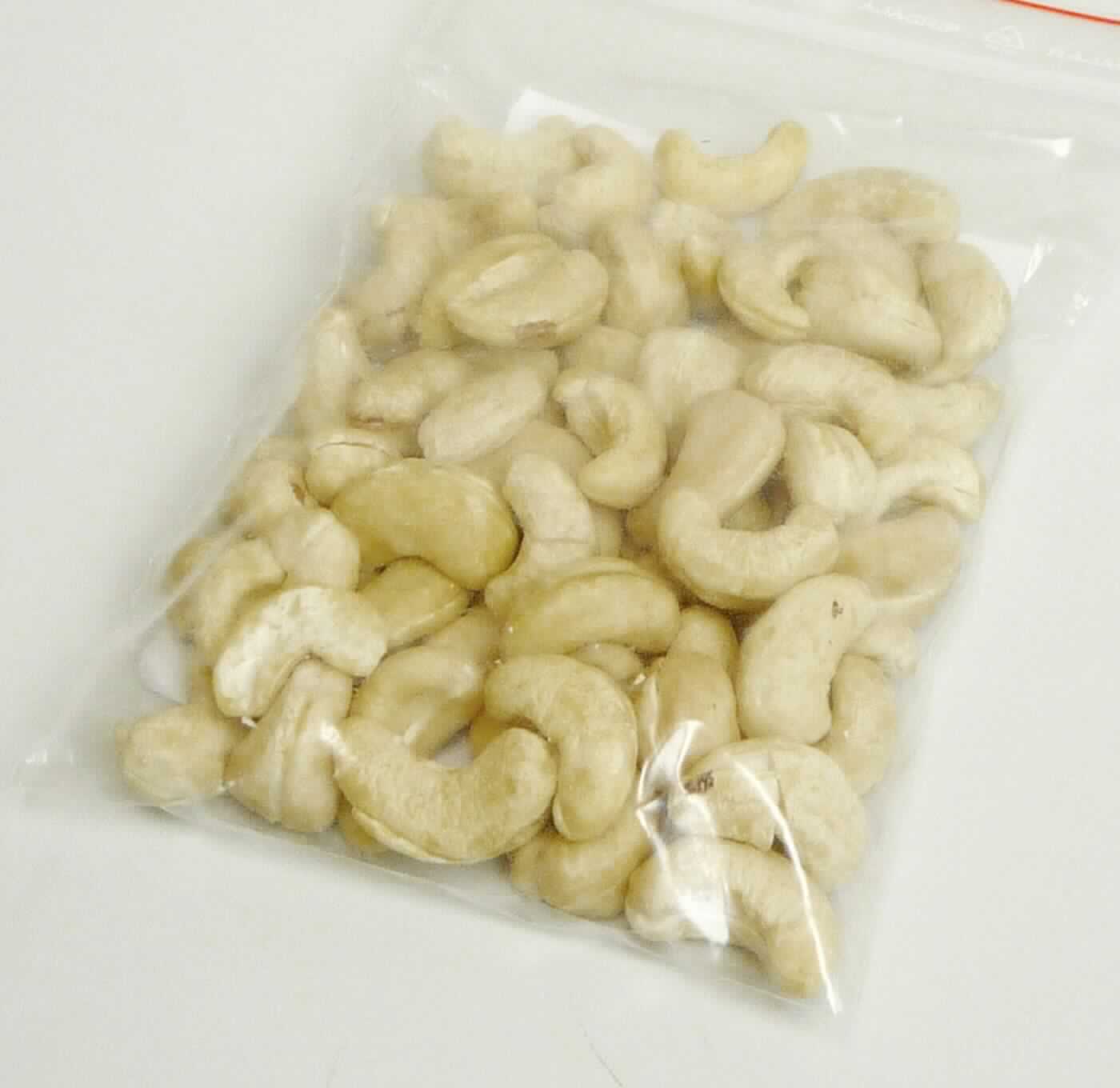 Cashewkerne, geschält und enthäutet

Beschaffenheit des vorgelegten Warenmusters:
Geschälte und enthäutete, beigefarbene, vorwiegend ganze Cashewkerne; vereinzelt Bruchstücke und Kernhälften; Geruch nussig, Cashewkernen entsprechend; Geschmack aromatisch, süßlich, Cashewkernen entsprechend.

Es ergeben sich keine Hinweise, dass die vorgelegte Warenprobe einer über Kapitel 8 der KN hinausgehenden Behandlung unterzogen wurde.

Kaschu-Nüsse, frisch oder getrocknet, ohne Schale.