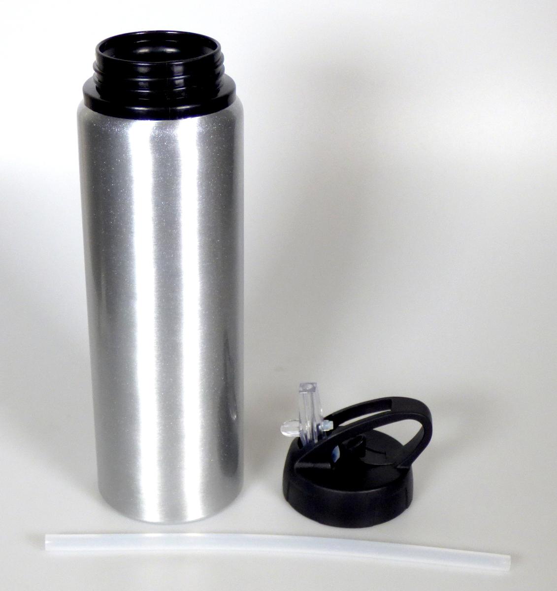 Es handelt sich um eine einwandige, zylindrische Trinkflasche aus Aluminium mit einem Fassungsvermögen von etwa 800 ml, welche am oberen Ende mit einem Kunststoffaufsatz mit Außengewinde versehen ist. Die Trinkflasche weist einen abschraubbaren Kunststoffdeckel mit klappbarem Mundstück aus Kunststoff und Strohhalm (innen) aus Kunststoff oder Kautschuk auf.
Abmessungen (Höhe x Durchmesser): etwa 23,5 cm und 7,5 cm.
- Antragstellerangaben -

Der Charakter des aus verschiedenen Stoffen bestehenden Erzeugnisses wird aufgrund der Bedeutung für die Verwendung und des Umfangs durch das Aluminium bestimmt.

Abbildung siehe Anlage.

Derartige Erzeugnisse gehören als "andere (als in den TARIC -Codes 7615 1010 10 bis 7615 1080 10 genannte) Haushaltsartikel aus Aluminium" zum TARIC-Code 7615 1080 90.