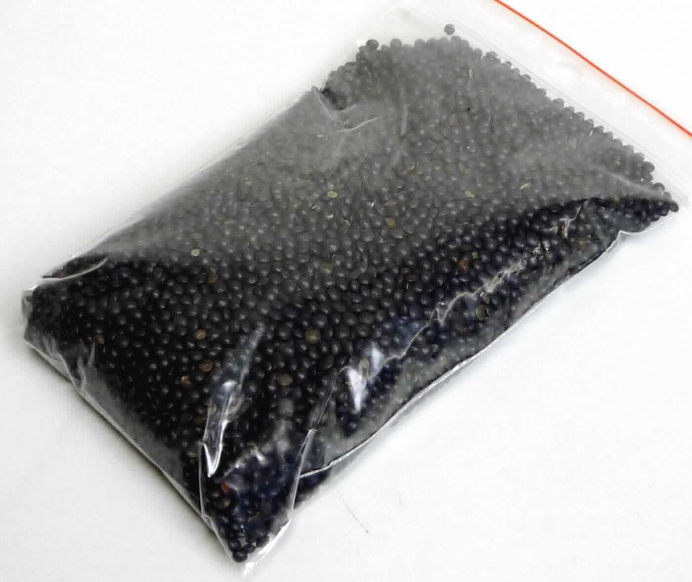 Belugalinsen aus Kanada

Beschreibung des vorgelegten Warenmusters:
Ausgelöste, kleine, rundliche, abgeflachte, getrocknete Leguminosenkerne in Form von ganzen Linsen mit schwarzer glänzender Samenschale und beigem Kotyledonargewebe im Innern, im Aussehen an schwarzen 
Kaviar erinnernd, Literaturbeschreibungen von Belugalinsen entsprechend. Belugalinsen gehören zur Gattung 
Lens (Lens culinaris). Geschmack typisch nach ungekochten, nicht entbitterten Leguminosenkernen.

Das Erzeugnis wird nach Antragsangaben in 22,68 kg- und 25 kg-Säcken sowie in in 1000 kg-Bigbags gehandelt und ist für die Lebensmittelindustrie bestimmt.

Getrocknete ausgelöste Hülsenfrüchte, Linsen.