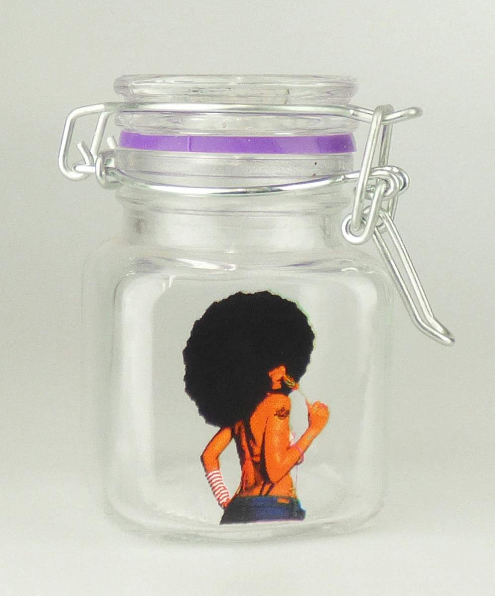 Behältnis aus Glas, Foto siehe Anlage,
- annähernd rechteckiges Vorratsglas mit rundem Deckel,
- aus nicht gefärbten Glas (nicht aus Glasröhren hergestellt),
- Deckel mit einem Bügelverschluss; mit einem Bügel aus unedlem Metall und einem Dichtungsring,
- laut Antrag:
- - mit einem Nenninhalt von 80 ml oder 280 ml,
- - mit einer Höhe von ca. 7,5 cm oder 11,4 cm,
- - mit unterschiedlichen Aufdrucken versehen,
- - zur Aufbewahrung von Raucherwaren (z. B. Tabak) vorgesehen.

"Anderes Behältnis aus Glas, von der zu Transport- oder Verpackungszwecken verwendeten Art, kein
 Haushaltskonservenglas, nicht aus Glasröhren hergestellt, mit einem Nenninhalt von weniger als 2,5 l,
 anderes als in den Unterpositionen 7010 9041 bis 7010 9079 genannte, aus nicht gefärbtem Glas"