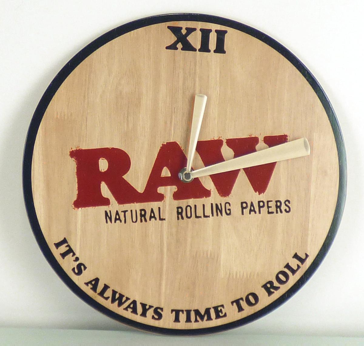 Bei der sog. „Wanduhr RAW“ handelt es sich um eine runde, elektrisch betriebene Wanduhr mit einem ca. 30 x 0,8 cm (Durchmesser x Dicke) großen Ziffernblatt aus Holz mit Stunden- und Minutenzeiger aus Aluminium in Form von konisch gedrehten Zigaretten. Auf dem Ziffernblatt befindet sich nur die Zwölf als römische Ziffer; sonst ist es mit drei Schriftzügen versehen (RAW; NATURAL ROLLING PAPERS; IT´S ALWAYS TIME TO ROLL).

Auf der Rückseite der Uhr befindet sich ein Kunststofffach zur Aufnahme des Uhrwerks und der Batterie. Das Quarz-Uhrwerk besitzt die Maße 5 x 3,5 x 2 cm (Länge x Breite x Dicke) und stellt sich damit nicht als Kleinuhr-Werk dar.

Die Ware ist als „andere als von den Positionen 9101 bis 9104 erfasste Uhr, Wanduhr, elektrisch betrieben“ einzureihen.