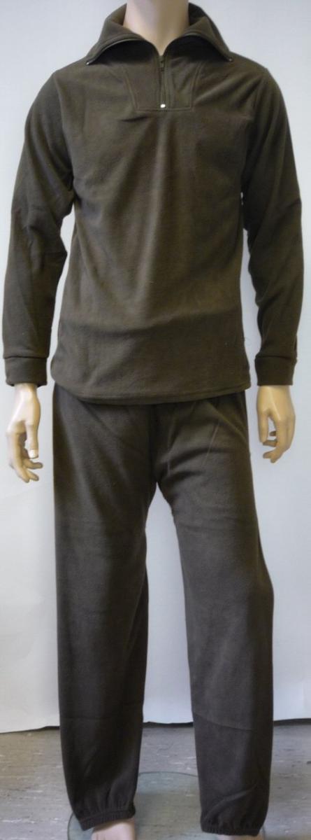Pulloverähnliches Kleidungsstück und andere Kleidung (Unterteil), sog. UNTERWÄSCHE
THERMOFLEECE M.RV (OBERTEIL), Größe L, Foto siehe Anlage,
- als zweiteilige Zusammenstellung; kein Trainingsanzug, da das Unterteil aufgrund des offenen
  Eingriffs nicht erkennen lässt, dass es ausschließlich oder im Wesentlichen dazu bestimmt ist, bei
  der Ausübung eines Sports als Trainingsanzugshose getragen zu werden; keine Kombination, da
  als Kleidungsstück zum Bedecken des Unterkörpers eine Hose, ein Rock oder ein Hosenrock vor-
  liegen muss,
- Pulloverähnliches Kleidungsstück:
-- laut Antrag:
--- aus ca. 1,2 mm dicken, einfarbigen, beidseitig gerauten Gewirken (sog. Fleece) aus 100 % Polyester
    (synthetische Chemiefasern),
--- über die Taille reichend (Rückenlänge: ca. 69 cm),
--- mit einem ca. 10 cm hohen Kragen,
--- vorn mit einer etwa von der Brustmitte bis in die Kragenspitzen reichenden Öffnung mit Reißver-
    schluss (u. a. deshalb kein Unterziehpulli),
--- ohne Hinweise auf den Trägerkreis (unisex),
--- mit langen Ärmeln, mit angesetzten, doppelt gearbeiteten, verengenden Bündchen,
--- am unteren, nicht verengten Rand durch Umschlagen und Festnähen gesäumt,
-- erfüllt die Merkmale zur Einreihung als pulloverähnliches Kleidungsstück, damit liegt keine Unter-
   kleidung vor.

"Pulloverähnliches Kleidungsstück, aus Gewirken, aus Chemiefasern, kein Unterziehpulli, für Frauen"