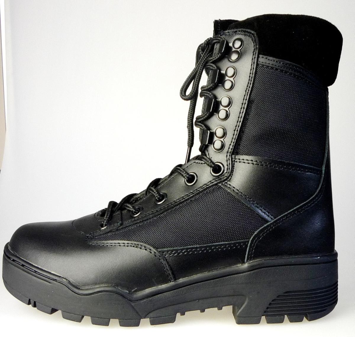Stiefel (lt. Antrag: "Tactical Boot", Foto siehe Anlage)
- laut Antrag:
-- mit Laufsohlen aus Kautschuk; ohne Hauptsohle aus Holz,
-- mit Oberteil (geschlossenes Blatt) aus Leder (den größten Teil der Außenfläche bildend) und
   Spinnstoff,
-- vorn mit Schnürsenkelverschluss sowie seitlich mit Reißverschluss und kleinem Klettverschluss,
-- ohne Metallschutz in der Vorderkappe,
-- den Knöchel, jedoch nicht die Wade bedeckend,
-- mit einer Länge der Innensohle von mehr als 24 cm,
-- nicht als Männer- oder Frauenschuhe erkennbar.

"Schuhe mit Laufsohlen aus Kautschuk und Oberteil aus Leder, andere als in den Unterpositionen
 6403 1200 bis 6403 9105 genannte, den Knöchel, jedoch nicht die Wade bedeckend, mit einer Länge
 der Innensohle von mehr als 24 cm, nicht als Männer- oder Frauenschuhe erkennbar, andere als in der
 Unterposition 6403 9113 10 genannte"