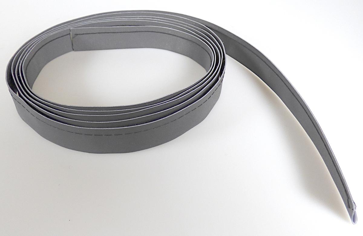 Paspelband, sog. Reflexpaspel Sto-Nor P13518.35/17,5_18mm schwarz, Foto siehe Anlage,
- in einem Polybeutel verpackt,
- als Meterware, mit einer Breite von ca. 18 mm,
- aus einem gefalteten Streifen aus einem flächendeckend mit Glaskügelchen überzogenen Gewebe der
  Position 5907,
- der gefaltete Streifen ist mittels einer Doppelkettenstichnaht zu einem Paspelband konfektioniert,
- ohne Stickerei.

"Posamentierware, als Meterware, ohne Stickerei, aus Gewebe"