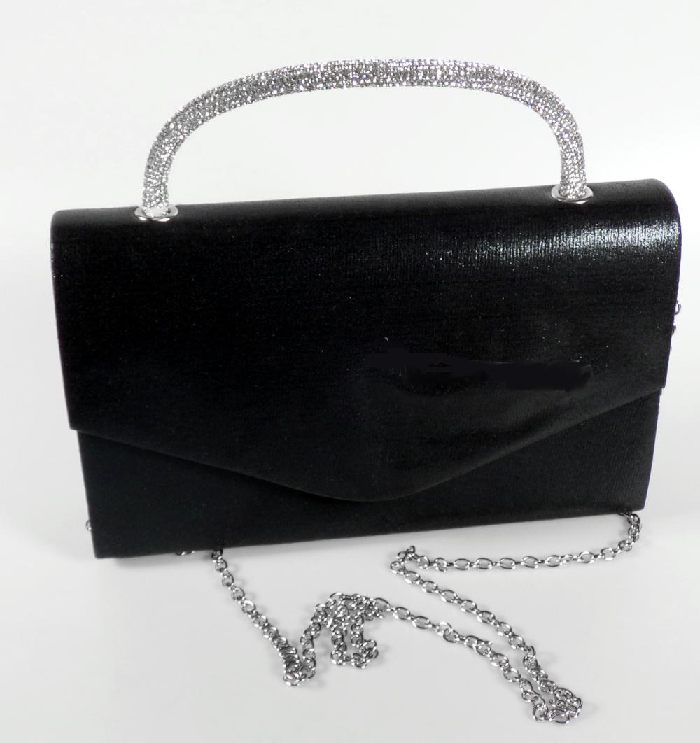 Handtasche, sog. Tasche black, ME0075E01, Foto siehe Anlage,
- mit einer Außenseite aus Spinnstoffen; schuppenartig (musterbildend) mit glänzenden Partikeln
  aus Kunststoff bedruckt,
- mit einem Handtragegriff,
- mit einem abnehmbaren Schultertrageriemen in Form einer Gliederkette aus unedlem Metall,
- mit einer Überschlagklappe mit einem magnetischen Druckknopfverschluss,
- - gefüttert; innen mit einem offenen Einsteckfach ausgestattet,
- mit den Abmessungen: ca. 24 cm (Breite) x 15 cm (Höhe) x 5 cm (Tiefe),
- laut Antrag nicht handgearbeitet,
- Handtasche, da aufgrund der Größe und des Gesamteindrucks in erster Linie dazu geeignet,
  kleinere, persönliche Gegenstände aufzunehmen.

"Handtasche, mit Außenseite aus Spinnstoffen, nicht handgearbeitet"