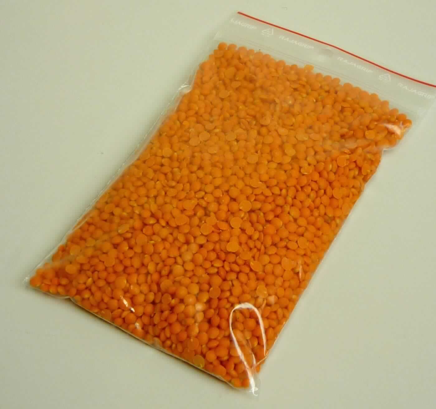 Rote Linsen aus der Türkei

Beschreibung des vorgelegten Warenmusters:
Ausgelöste, durchgehend orangefarbene Linsensamen (Durchmesser ca. 0,5 cm, Dicke ca. 3 mm), geschält und getrocknet, mit braunem punktförmigem Nabel. Rote Linsen gehören zur Gattung Lens (Lens culinaris rubri). Geschmack typisch nach ungekochten, nicht entbitterten Leguminosenkernen.

Das Erzeugnis wird nach Antragsangaben in 25 kg-Papiersäcken und in 1000 kg-Bigbags gehandelt und ist für die Lebensmittelindustrie bestimmt.

Getrocknete ausgelöste Hülsenfrüchte, Linsen.