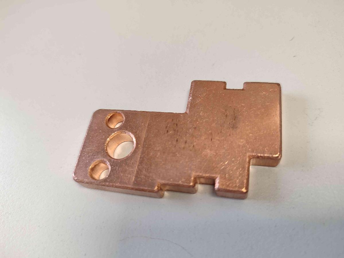 Kupferkontaktstücke,
jeweils bestehend aus einem spezifisch nach technischer Zeichnung geformten, flachen und mehrfach gelochten Metallblech,
- mit mehrfachen Nuten,
- in dem Abmaßen ca. 58 x 38 x 6 mm und ca. 25 x 91 x 6 mm,
- zur Kontaktierung an einer flachen Stirnseite einerseits und der gelochten Seite andererseits,
- für eine Spannung kleiner als 1000 V.

Das Kontaktstück dient der elektrisch leitenden Verbindung nach Kontaktierung mittels Anpressdruck einerseits und Schraubanschluss andererseits durch einen Kontaktbolzen und Kabelverschraubung (beide nicht Gegenstand dieser vZTA-Entscheidung).

Die Ware ist als "anderes elektrisches Gerät zum Verbinden von elektrischen Stromkreisen, für eine Spannung von 1000 V oder weniger, keine Steckvorrichtung, nicht von den TARIC-Codes 8536 9001 00 bis 8536 9040 00 erfasst" einzureihen.

Anlage: 2 Abbildungen