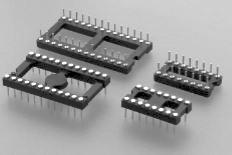 SMT IC-Adapterfassungen, Art.Nr.: 3232-28-6-2-50,
- aus einem rahmenförmigen Kunststoffkörper mit Mittelsteg und 28 elektrischen,
  schwimmend gelagerten Kontakten auf der Oberseite sowie der entsprechenden
  Anzahl an Anschlusskontakten auf der Unterseite,
- für eine Spannung von weniger als 1000 V,
- zum Herstellen einer elektrischen Verbindung mittels Druck (kein Stecken)
  mit einer integrierten Schaltung nach Montage (Auflöten) auf einer Leiterplatte.

Die Ware ist als "elektrisches Gerät zum Verbinden von elektrischen Stromkreisen,
für eine Spannung von weniger als 1000 V, keine Steckvorrichtung, kein Verbindungs- und
Kontaktelement für Drähte und Kabel, nicht von den Unterpositionen (KN) 8536 9001 bis 8536 9040
erfasst" einzureihen.

Anlage: 1 Abbildung