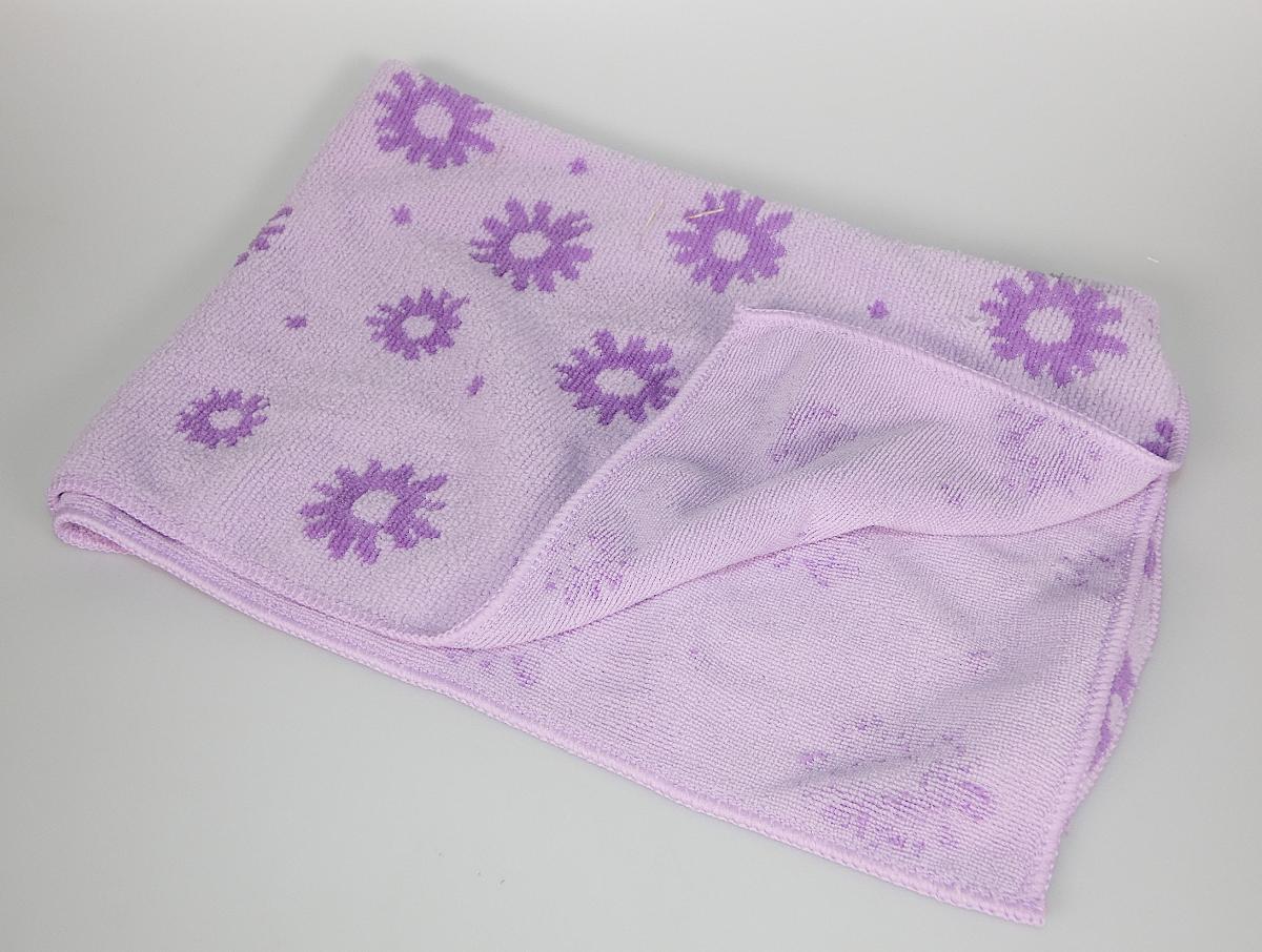 Reinigungstücher, Foto siehe Anlage,
- laut Antrag zwei Stück im Set,
- von rechteckiger Form (ca. 65 cm x 46 cm),
- aus bedruckten Schlingengewirken aus laut Antrag 100 % Polyester (synthetische Chemiefasern),
- an den Rändern durch Überwendlichnähte gesäumt,
- durch Säumen konfektioniert,
- können laut Antrag gleichermaßen als Geschirrtücher sowie als Reinigungs- bzw. Poliertücher 
  für glatte Oberflächen (z. B. Gläser, Fenster oder lackierte Autoflächen) verwendet werden; 
  stellen sich damit sowohl als Küchenwäsche der Position 6302 als auch als Reinigungstücher 
  der Position 6307 dar; die Waren sind damit der von den gleichermaßen in Betracht kommenden 
  Positionen in dieser Nomenklatur zuletzt genannten Position zuzuweisen.

"Andere konfektionierte Waren (Reinigungstücher), aus Spinnstoffen, aus Gewirken"