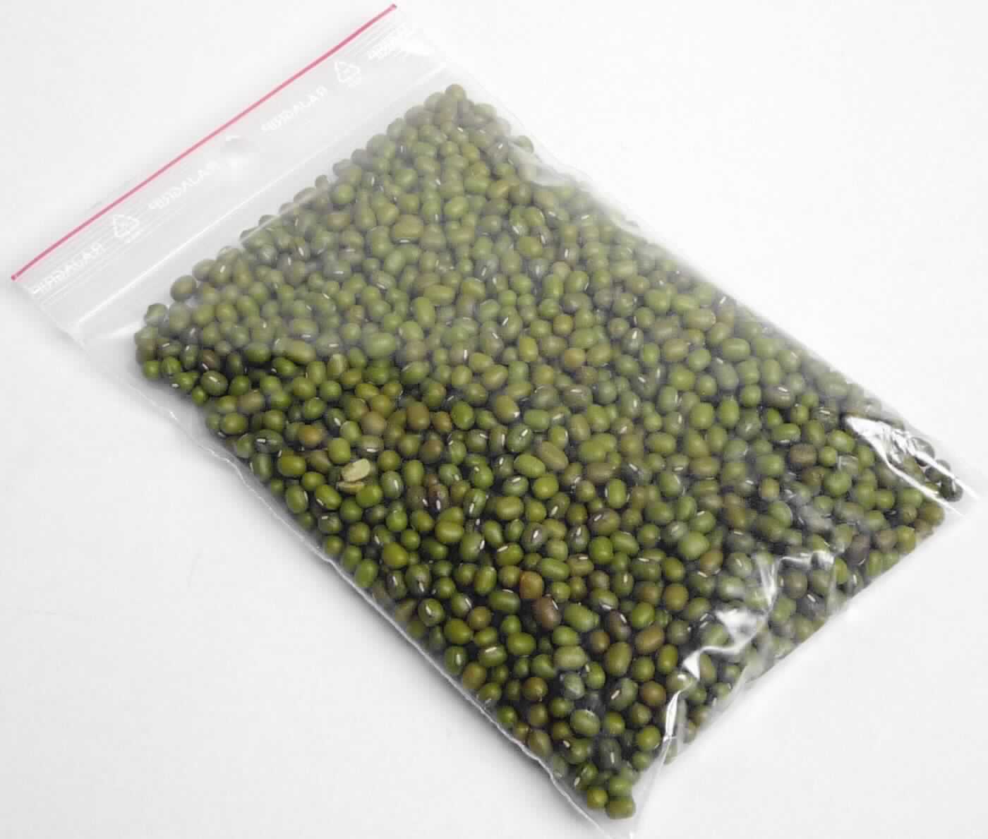Mungbohnen aus China

Beschreibung des vorgelegten Warenmusters:
Bis zu ca. 0,6 cm lange und 0,4 cm breite, annähernd ovale, an den Enden leicht abgestumpfte Leguminosenkerne, getrocknet, mit grasgrüner Samenschale, ca. 2 mm langem, länglich-ovalem, markantem, weißem, von einer feinen braunen Linie umrahmtem Nabel und mit gelblichem Kotyledonargewebe, Literaturbeschreibungen von Mung-
bohnen entsprechend. Mungbohnen (auch als Mungobohnen, Jerusalembohnen oder Lunjabohnen bezeichnet) gehören zu den Vigna-Bohnen (Vigna radiata (L.) Wilczek). Geschmack typisch nach ungekochten, nicht entbitterten Leguminosenkernen.

Das Erzeugnis wird nach Antragsangaben in 11,34 kg- und 25 kg-Säcken sowie in 1000 kg-Bigbags gehandelt und ist für die Lebensmittelindustrie bestimmt. 

Getrocknete ausgelöste Hülsenfrüchte, auch geschält oder zerkleinert, Bohnen der Art Vigna radiata (L.) Wilczek.