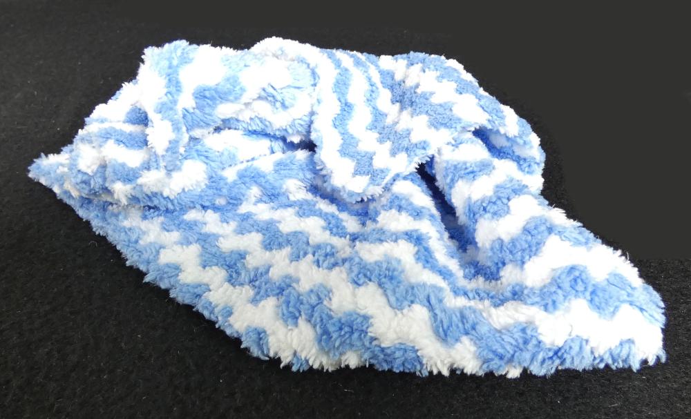 Reinigungstuch, Foto siehe Anlage,  
- laut Antrag fünf Stück im Set,
- annähernd rechteckig (ca. 24 cm x 25 cm), 
- aus buntgewirkten Plüschgewirken aus laut Antrag 90 % Polyester und 10 % Polyamid (beides 
  synthetische Chemiefasern), somit keine Ware der Unterposition (KN) 6307 1090, 
- an den Rändern zackenförmig geschnitten (somit konfektioniert). 

"Andere konfektionierte Ware (Reinigungstuch), aus Spinnstoffen, aus Gewirken"