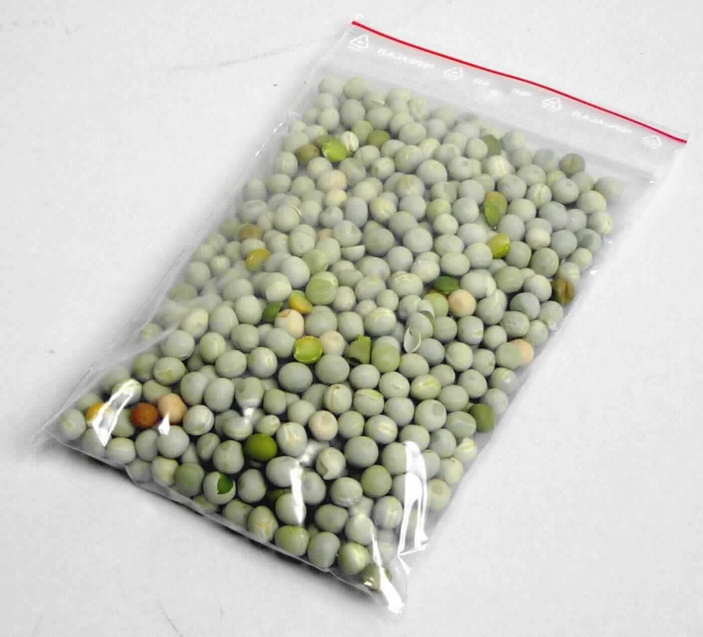 Grüne Erbsen aus Kanada

Beschreibung des vorgelegten Warenmusters:
Trockene, sehr harte, ausgelöste Erbsen (Durchmesser ca. 0,8 cm) mit heller, durchscheinender Samenschale und grünem Kotyledonargewebe im Innern; die Wurzelanlage (Radicula) ist deutlich erkennbar.
Geschmack: typisch nach ungekochten, nicht entbitterten Leguminosenkernen. 

Das Erzeugnis wird nach Antragsangaben in 22,68 kg- und 25 kg-Säcken sowie in 1000 kg- und 1100 kg-Bigbags gehandelt und ist für die Lebensmittelindustrie bestimmt.

Getrocknete, ausgelöste Hülsenfrüchte, auch geschält, Erbsen (Pisum sativum), nicht zur Aussaat bestimmt.
