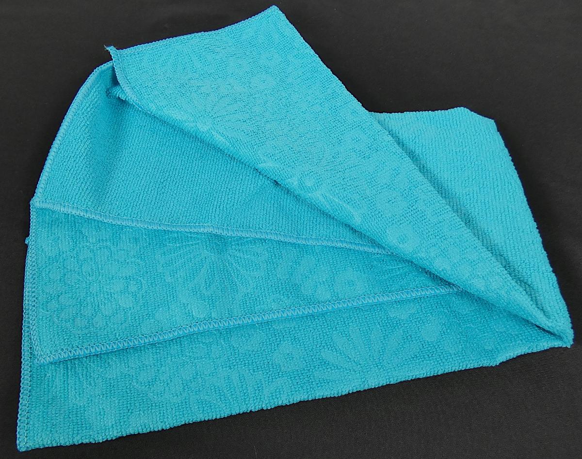 Reinigungstücher, Foto siehe Anlage,
- laut Antrag drei Stück im Set,
- von rechteckiger Form (ca. 60 cm x 40 cm),
- aus einfarbigen Schlingengewirken aus laut Antrag 100 % Polyester (synthetische Chemiefasern), 
  auf einer Seite mit eingeprägten floralen Motiven,
- an den Rändern durch Überwendlichnähte gesäumt,
- durch Säumen konfektioniert,
- können laut Antrag als Geschirrtücher sowie als Reinigungstücher für andere Zwecke (z. B. als 
  Poliertuch für Gläser, Fenster oder lackierte Autoflächen) verwendet werden; stellen sich damit 
  sowohl als Küchenwäsche der Position 6302 als auch als Reinigungstücher der Position 6307 dar; 
  die Waren sind damit der von den gleichermaßen in Betracht kommenden Positionen in dieser 
  Nomenklatur zuletzt genannten Position zuzuweisen.

"Andere konfektionierte Waren (Reinigungstücher), aus Spinnstoffen, aus Gewirken"